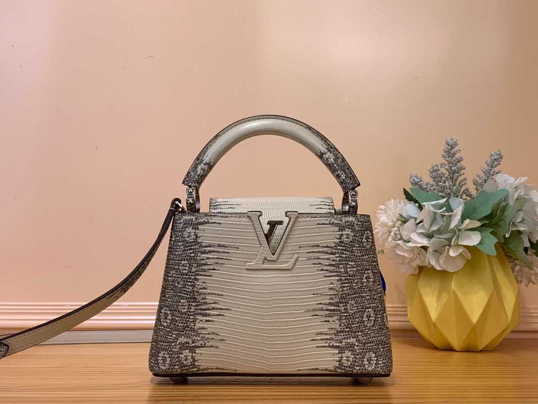 NO:551503,Top original order [Caucines Mini Handbag] N48865 Gradient (Cow Leather Pressed Lizard Pattern) Caucines mini Jw handbag exquisitely combines elegant lizard skin outer layer, delicate sheepskin lining and glossy metal parts. The iconic flap achieves two styles: the LV logo is read inside, and the Monogram flower blooms outside. It is equipped with a metal chain to light up an eye-catching corner for evening occasions. Size 21×14×8cm  115121250,,louis vuitton,cowhide,sheepskin19860909顶级原单【Caucines Mini 手袋】N48865 渐变（牛皮压蜥蜴纹） Caucines mini Jw手袋精巧融合雍容蜥蜴皮外层、细腻绵羊皮内衬和莹泽金属件,标志性翻盖成就两式风尚:内收读取lv标识,外置绽放Monogram花卉,配上金属链条 为晚间场合点亮瞩目一隅 尺寸21×14×8cm 115121250,,louis vuitton,cowhide,sheepskin,Bag