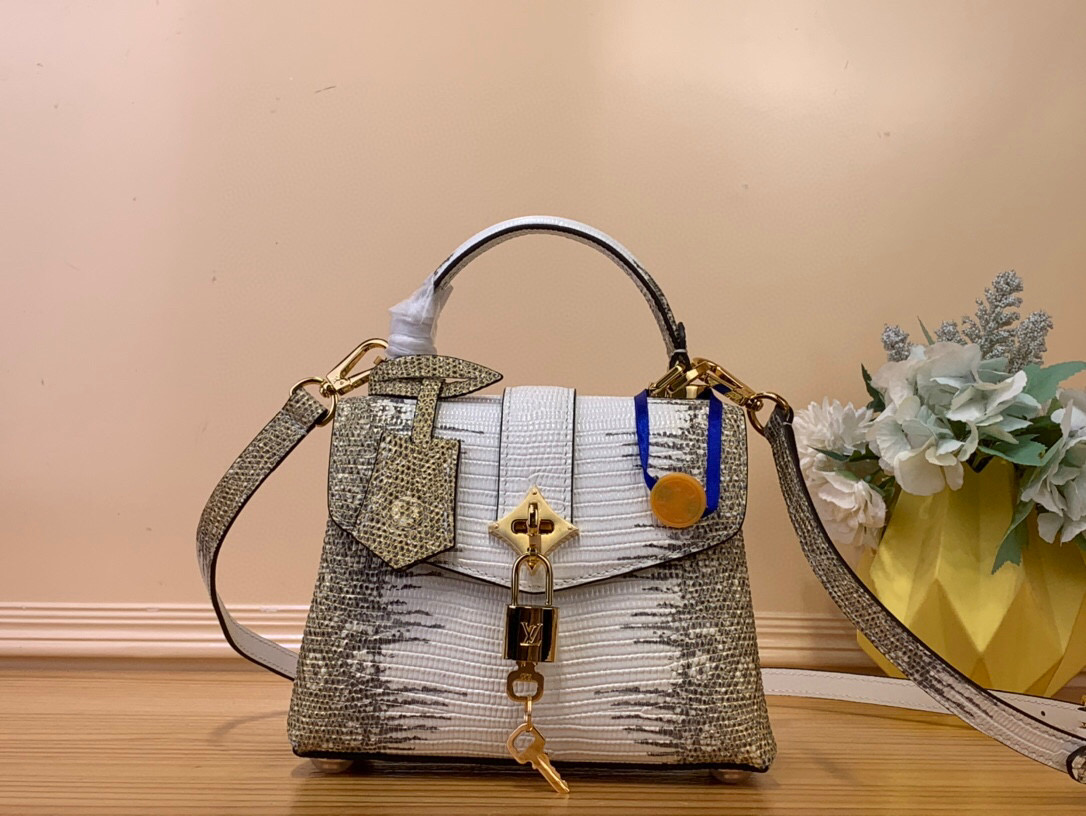 NO:551491,Top original order [ROSE DES VENTS mini handbag] N84713 N84714 Gold/Lizard/Gradient This mini handbag is made of crocodile pattern leather, suitable for day and night occasions in a suitable size. Monogram Jw metallic flowers are embellished on the upper edge of the bag, complementing the elegant metal parts. The detachable shoulder strap provides a variety of carrying options. Size 19*15*9 cm 125121350,19860909顶级原单【ROSE DES VENTS mini 手袋】N84713 N84714 金拼/蜥蜴/ 渐变 本款mini手袋采用鳄鱼纹皮革,以恰宜尺寸游刃昼夜场合. Monogram Jw金属质感花卉点缀包身上缘,与雅致金属件相得益彰.可拆卸肩带提供多种背携选择 尺寸19*15*9 厘米 125121350,,Bag