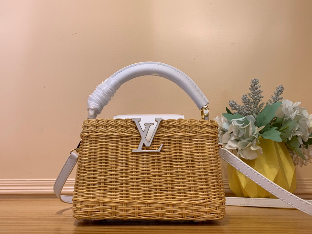 NO:551496,Top original order [CAUCINES mini handbag] m14365 brown/woven (summer) m26003 black m26004 white m26005 pink/summer This Caucines HL mini handbag draws inspiration from the icnic hard case launched by Louis Vuitton in 1892, full of rich summer style. The rattan bag body requires several days of ingenious weaving to complete, with leather trim and dazzling LV  The lettering completes the details, suitable for cross-body, shoulder or hand carry. Dimensions 21 x 8 x 14 cm 115121250 (H x W x Length),,louis vuitton,louis vuitton19860909顶级原单【CAUCINES 迷你手袋】 m14365 棕色/ 编织（夏天） m26003 黑色 m26004 白色 m26005 粉色/夏天 本款 Caucines Hl迷你手袋向路易威登于 1892 年推出的 icnic 硬箱汲取灵感,洋溢浓郁夏日风情.藤条包身需要数天的匠心编织方可完成,皮革饰边和耀目 LV 字母完善细节,斜挎、肩背或手提皆宜. 尺寸21 x 8 x 14 厘米 115121250 (高 x 宽 x 长度),,louis vuitton,louis vuitton,Bag