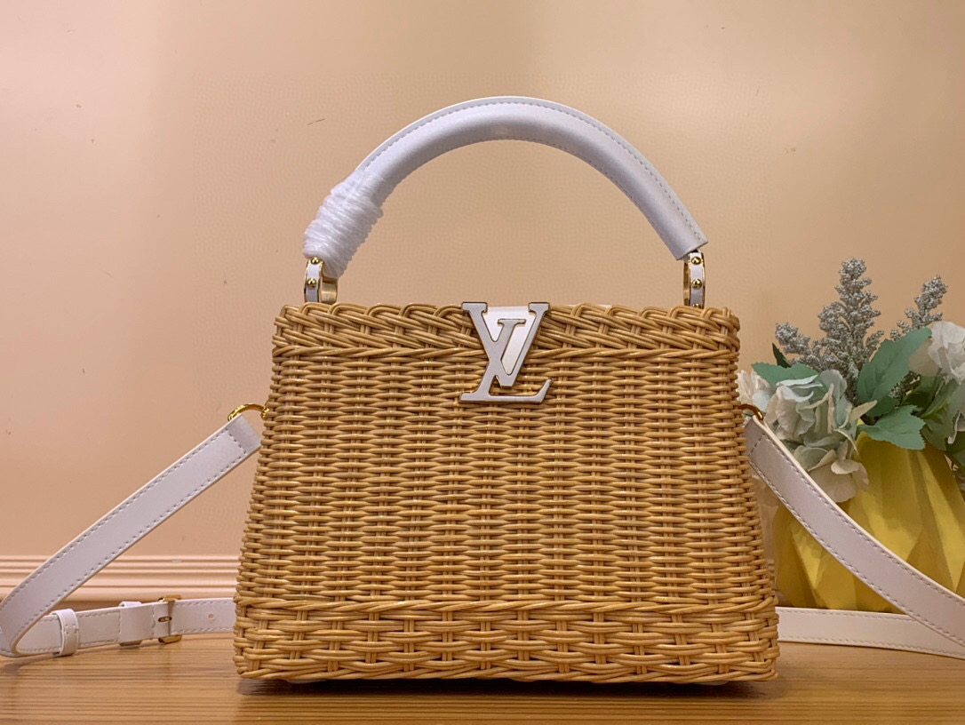 NO:551493,Top original order [CAUCINES BB handbag] m26025 white/woven m14366 dark blue/summer This Caucines BB handbag traces back to the icnic HL hard case launched by the brand in 1892, interpreting the inspiration of holiday fashion. The rattan bag body requires several days of ingenious weaving to complete, LV  Letters and printed lining infuse classic style. The flap can be placed on both sides of the inside and outside, with ample space for easy storage of daily items. Dimensions 27 x 9 x 18 cm. 125121450 (height x width x length),,louis vuitton19860909顶级原单【CAUCINES BB 手袋】m26025 白色/ 编织 m14366 深蓝色/夏天 本款 Caucines BB 手袋回溯品牌于 1892 年推出的 icnic Hl硬箱,演绎度假风尚的灵感启发.藤条包身需要数天的匠心编织方可完成,LV 字母和印花内衬注入经典格调.翻盖可置于内外两侧,充裕空间实现日常物品的轻松收纳. 尺寸27 x 9 x 18 厘米.125121450 (高 x 宽 x 长度),,louis vuitton,Bag