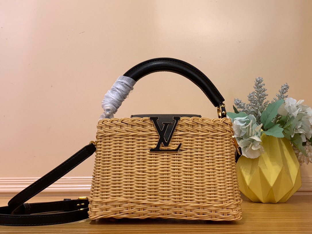 NO:551505,Top original order [CAUCINES mini handbag] m14365 brown/woven (summer) m26003 black m26004 white m26005 pink/summer This Caucines HL mini handbag draws inspiration from the icnic hard case launched by Louis Vuitton in 1892, full of rich summer style. The rattan bag body requires several days of ingenious weaving to complete, with leather trim and dazzling LV  The lettering completes the details, suitable for cross-body, shoulder or hand carry. Dimensions 21 x 8 x 14 cm 115121250 (H x W x Length),,louis vuitton,louis vuitton19860909顶级原单【CAUCINES 迷你手袋】 m14365 棕色/ 编织（夏天） m26003 黑色 m26004 白色 m26005 粉色/夏天 本款 Caucines Hl迷你手袋向路易威登于 1892 年推出的 icnic 硬箱汲取灵感,洋溢浓郁夏日风情.藤条包身需要数天的匠心编织方可完成,皮革饰边和耀目 LV 字母完善细节,斜挎、肩背或手提皆宜. 尺寸21 x 8 x 14 厘米 115121250 (高 x 宽 x 长度),,louis vuitton,louis vuitton,Bag