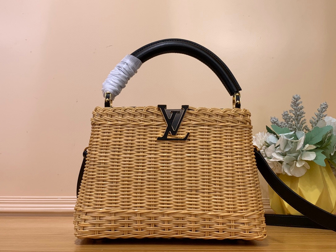 NO:551502,Top original order [CAUCINES BB handbag] m26025 brown/woven m14366 dark blue/summer This Caucines BB handbag traces back to the icnic HL hard case launched by the brand in 1892, interpreting the inspiration of holiday fashion. The rattan bag body requires several days of ingenious weaving to complete, LV  Letters and printed lining infuse classic style. The flap can be placed on both sides of the inside and outside, with ample space for easy storage of daily items. Dimensions 27 x 9 x 18 cm. 125121450 (height x width x length),,louis vuitton19860909顶级原单【CAUCINES BB 手袋】m26025 棕色/ 编织 m14366 深蓝色/夏天 本款 Caucines BB 手袋回溯品牌于 1892 年推出的 icnic Hl硬箱,演绎度假风尚的灵感启发.藤条包身需要数天的匠心编织方可完成,LV 字母和印花内衬注入经典格调.翻盖可置于内外两侧,充裕空间实现日常物品的轻松收纳. 尺寸27 x 9 x 18 厘米.125121450 (高 x 宽 x 长度),,louis vuitton,Bag