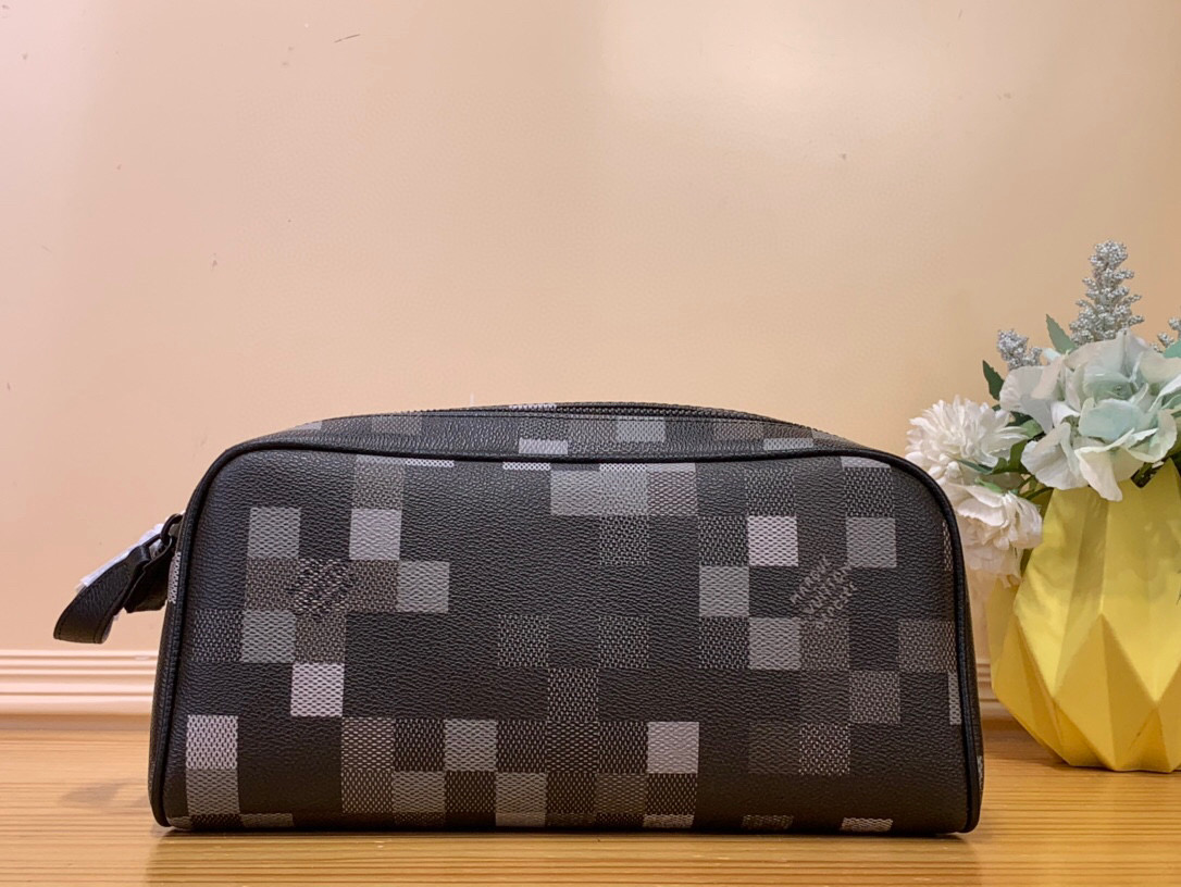NO:551676,Top original order [DO KIT toiletry bag] m15109 black check/mosaic This Do Kit toiletry bag is made of deep Damoflage Black Ms canvas with leather trim, releasing a modern edge. Double zippers and leather handles facilitate quick access to toiletries, and the washable lining adds functional considerations. The Marque L.Vuitton Déosée logo is in the checkered pattern, highlighting the brand identity. Size 15  x 16.5 x 28 cm 3614045 (height x width x length),19860909顶级原单【DO KIT 盥洗袋】 m15109 黑格/ 马赛克 本款 Do Kit 盥洗袋以深邃 Damoflage Black Ms帆布搭配皮革饰边,释放摩登锋芒.双拉链与皮革手柄方便快速取放洗漱用品,可水洗内衬再添功能考量.Marque L.Vuitton Déosée 标识栖身格纹,点明品牌身份. 尺寸15 x 16.5 x 28 厘米 3614045 (高 x 宽 x 长度),,Bag