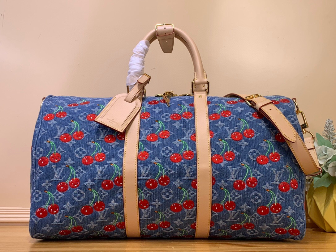 NO:552104,Top original order [LV x TM KEEALL BANDOULIRE 45 travel bag] m13875 denim/cherry This Keeall Bandoulière 45 travel bag comes from the Louis Vuitton x Murakami replica series and is Monogram  gx denim is embellished with gorgeous cherry embroidery, using playful touches to interpret the colorful interest painted by Japanese artists. The cowhide leather side straps, top handles and detachable shoulder straps contrast with the body of the bag, and the dazzling metal parts are the finishing touch. Size 27 x 20 x 45 cm 8019095 (height x width x length),,louis vuitton,louis vuitton,cowhide19860909顶级原单【LV x TM KEEALL BANDOULIRE 45 旅行袋】 m13875 牛仔/ 樱桃 本款 Keeall Bandoulière 45 旅行袋出自路易威登 x 村上隆复刻系列,为 Monogram gx丹宁布点缀绚丽樱桃刺绣,以妙趣笔触演绎日本艺术家笔下的斑斓意趣.牛皮革侧带、顶部手柄和可拆卸肩带与包身碰撞肌理反差,耀目金属件点睛考究细节. 尺寸27 x 20 x 45 厘米 8019095 (高 x 宽 x 长度),,louis vuitton,louis vuitton,cowhide,Bag
