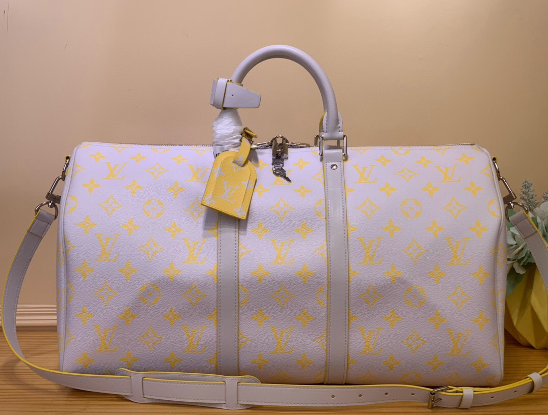 NO:551575,Top original item [KEEALL BANDOULIRE 50 travel bag] m14834 gray/yellow silk screen This Keeall Bandoulière 50 hr travel bag is made of colorful Monogram Glow canvas, and then the opposite-toned Monogram pattern is laid out on the fabric lining and nameplate. The leather side straps, top handle and detachable shoulder strap continue the tone of the bag, and the aged metal parts complete the details. Size 29 x 23 x 50 cm  7018085 (height x width x length),19860909顶级原单【KEEALL BANDOULIRE 50 旅行袋】 m14834 灰色/黄色丝印 本款 Keeall Bandoulière 50 hr旅行袋取材缤纷 Monogram Glow 帆布,再将色调相反的 Monogram 图案铺陈于织物内衬和名牌.皮革侧带、顶部手柄及可拆卸肩带延续包身色调,做旧金属件完善细节. 尺寸29 x 23 x 50 厘米 7018085 (高 x 宽 x 长度),,Bag