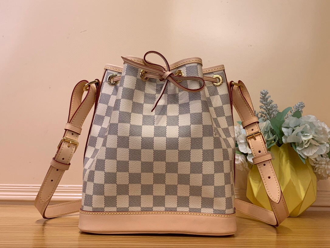 NO:551520,Top original order [NO BB handbag] N40594 white check m46983 presbyopia This Noé BB bucket bag pays tribute to the trendy wine bag designed by Gaston-Louis Vuitton hr in 1932 at the request of the champagne merchant. It continues its iconic silhouette and drawstring opening and closing elements, injecting classic meaning into contemporary life. Damier Azur  Canvas creates a close fit, and the adjustable leather strap allows for comfortable shoulder or cross-body carry. Dimensions 24 x 15 x 22 cm 5516065 (H x W x L),,louis vuitton19860909顶级原单【NO BB 手袋】N40594 白格 m46983 老花 本款 Noé BB 水桶包致意 1932 年 Gaston-Louis Vuitton hr应香槟酒商要求设计的潮流酒袋,延续其标志性轮廓和抽绳开合元素,为当代生活注入经典意蕴.Damier Azur 帆布塑造贴身构型,可调节皮革肩带实现舒适肩背和斜挎体验. 尺寸24 x 15 x 22 厘米 5516065 (高 x 宽 x 长度),,louis vuitton,Bag