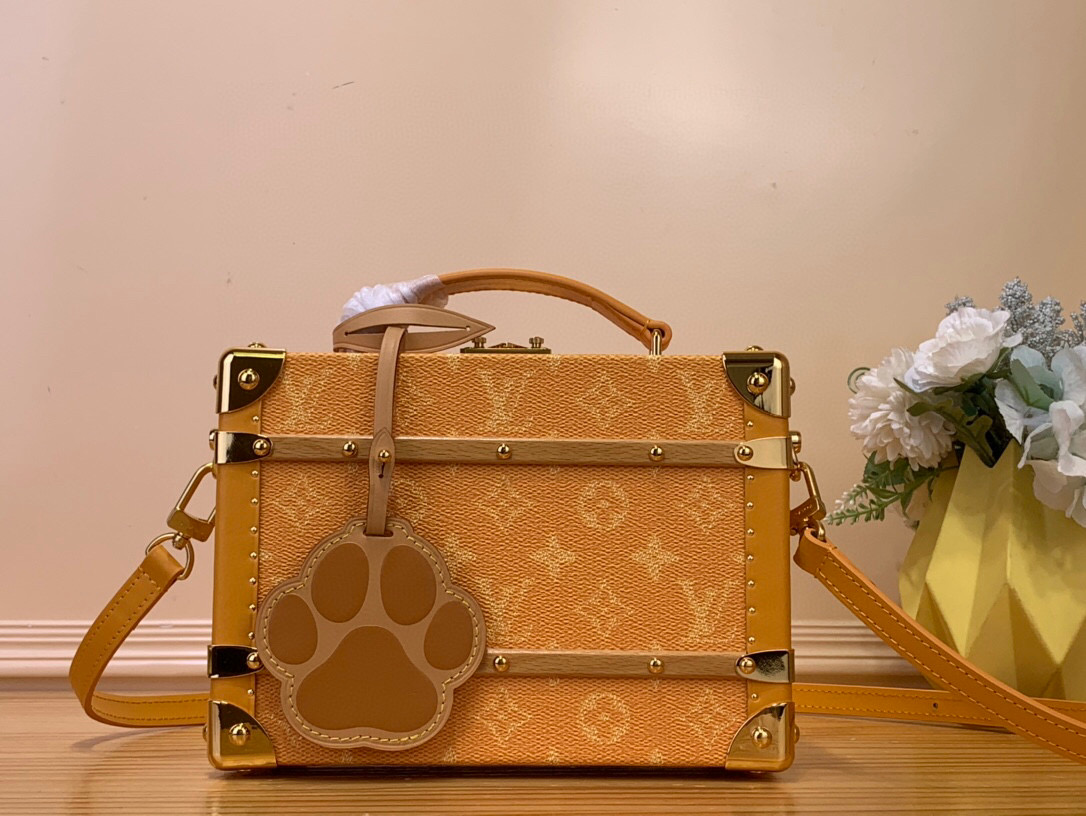 NO:552059,Top original item [HANDLE TRUNK handbag] m12458 Yellow Flower This Handle Trunk st handbag is made of Monogram Heritage canvas, transplanting the details of traditional Damier elements here, renovating the Monogram pattern with the warp and weft textures in Harrell Williams's early works and the Marque L.Vuitton Déosée logo. Size 16.5 x 8 x 24 cm 130121450 (H x  width x length),19860909顶级原单【HANDLE TRUNK 手袋】 m12458 黄花  本款 Handle Trunk st手袋取材 Monogram Heritage 帆布,将传统 Damier 元素的细节移植至此,以 harrell Williams 早期作品中的经纬织纹和 Marque L.Vuitton Déosée 标识焕新 Monogram 图案. 尺寸16.5 x 8 x 24 厘米 130121450 (高 x 宽 x 长度),,Bag