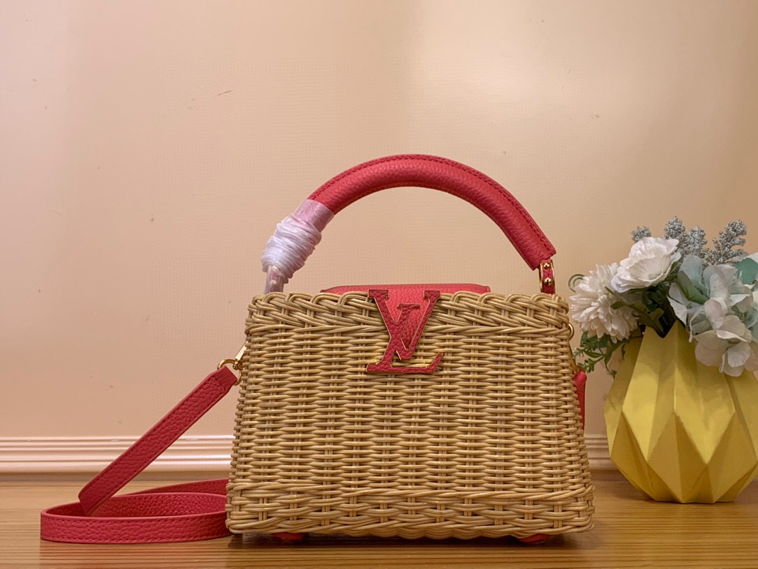 NO:551511,Top original order [CAUCINES mini handbag] m14365 brown/woven (summer) m26003 black m26004 white m26005 pink This Caucines HL mini handbag draws inspiration from the icnic hard case launched by Louis Vuitton in 1892, full of rich summer style. The rattan bag body requires several days of ingenious weaving to complete, with leather trim and dazzling LV  The lettering completes the detail and can be worn cross-body, on the shoulder or in the hand. Dimensions: 21 x 8 x 14 cm115121250 (H x W x L),,louis vuitton,louis vuitton19860909顶级原单【CAUCINES 迷你手袋】 m14365 棕色/ 编织（夏天） m26003 黑色 m26004 白色 m26005 粉色 本款 Caucines Hl迷你手袋向路易威登于 1892 年推出的 icnic 硬箱汲取灵感,洋溢浓郁夏日风情.藤条包身需要数天的匠心编织方可完成,皮革饰边和耀目 LV 字母完善细节,斜挎、肩背或手提皆宜. 尺寸21 x 8 x 14 厘米115121250 (高 x 宽 x 长度),,louis vuitton,louis vuitton,Bag