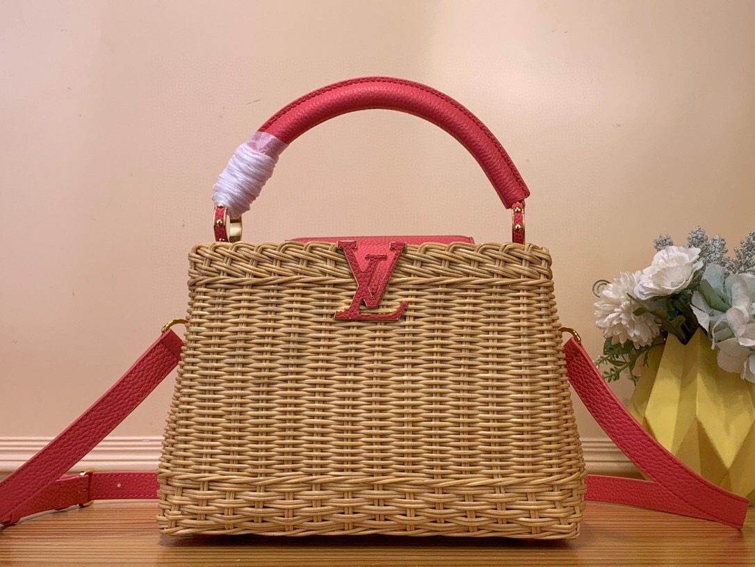 NO:551509,Top original order [CAUCINES BB handbag] m26025 brown/woven m14366 dark blue/summer This Caucines BB handbag traces back to the icnic HL hard case launched by the brand in 1892, interpreting the inspiration of holiday fashion. The rattan bag body requires several days of ingenious weaving to complete, LV  Letters and printed lining infuse classic style. The flap can be placed on both sides of the inside and outside, with ample space for easy storage of daily items. Dimensions 27 x 9 x 18 cm. 125121450 (height x width x length),,louis vuitton19860909顶级原单【CAUCINES BB 手袋】m26025 棕色/ 编织 m14366 深蓝色/夏天 本款 Caucines BB 手袋回溯品牌于 1892 年推出的 icnic Hl硬箱,演绎度假风尚的灵感启发.藤条包身需要数天的匠心编织方可完成,LV 字母和印花内衬注入经典格调.翻盖可置于内外两侧,充裕空间实现日常物品的轻松收纳. 尺寸27 x 9 x 18 厘米.125121450 (高 x 宽 x 长度),,louis vuitton,Bag