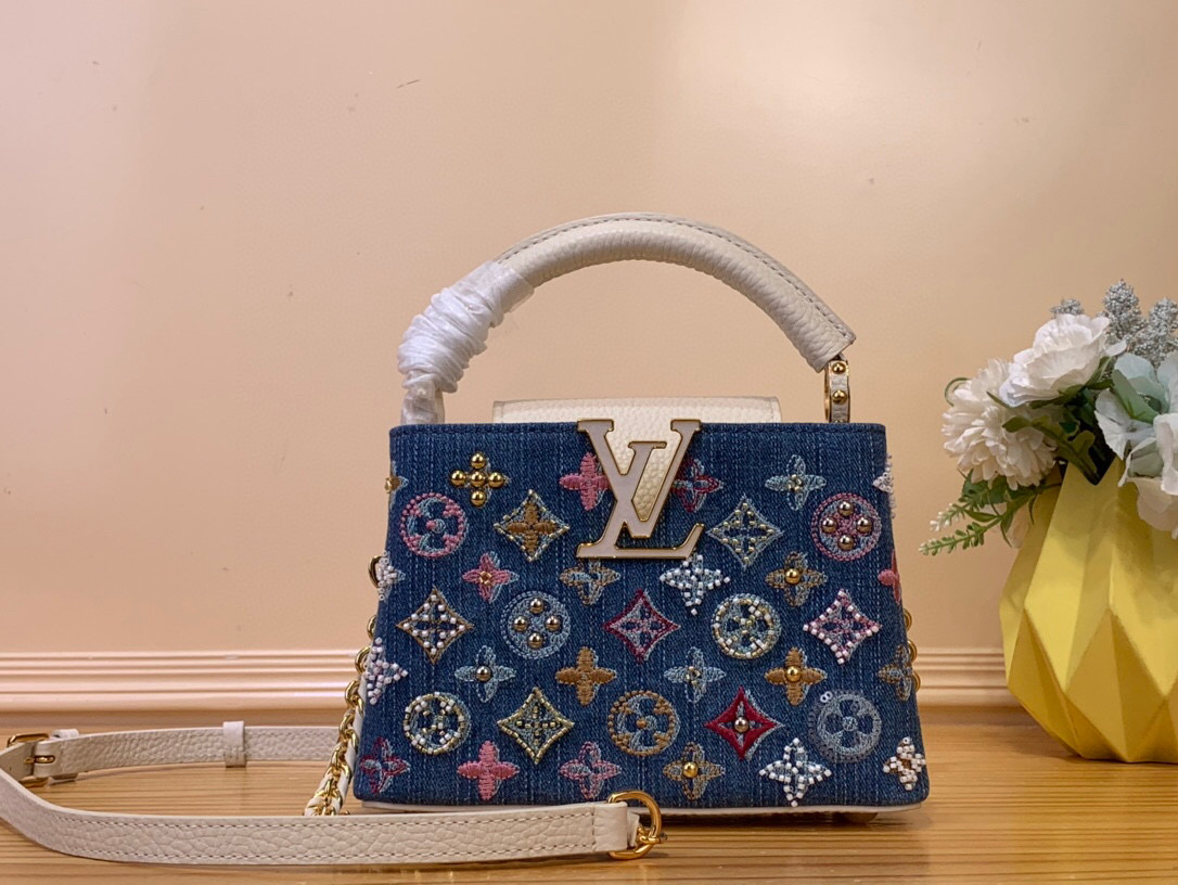 NO:551501,Top original item [CAUCINES mini handbag] m12947 denim This Caucines Hr mini handbag is made of Monogram denim embroidered with beads and decorative threads, with LV letters and woven chains to inject a metallic edge, with contrasting leather trim. The flap can be placed externally or internally, and the neat inner layer and multiple carrying methods complete the functional details. Dimensions 13.6 x 8 x 21 cm (height x width x  length).122121350,,louis vuitton19860909顶级原单【CAUCINES 迷你手袋】 m12947 牛仔 本款 Caucines Hr迷你手袋为 Monogram 丹宁布刺绣串珠和装饰线,以 LV 字母和编织链条注入金属锋芒,搭配撞色皮革饰边.翻盖可外置或内收,齐整内层和多种背携方式完善功能细节. 尺寸13.6 x 8 x 21 厘米 (高 x 宽 x 长度).122121350,,louis vuitton,Bag