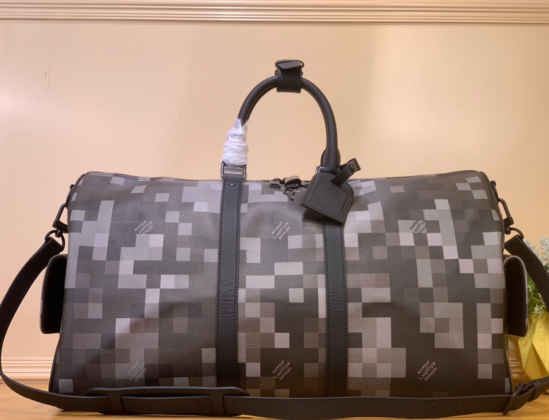 NO:551675,Top original item [Keeall Bandoulière 50 Travel Bag] M14957 Black Check/Mosaic Made of Damoflage Black coated canvas, showing the pixelated Damier Hr check pattern created by harrell Williams. The deep tones create a modern look, and the top handle and detachable and adjustable shoulder strap allow for flexible carrying. Dimensions 29 x 23 x 52 cm 7618078,19860909顶级原单【Keeall Bandoulière 50 旅行袋】M14957 黑格/ 马赛克 取材 Damoflage Black 涂层帆布,呈现 harrell Williams 打造的像素化 Damier Hr格纹图案.深邃色调营造摩登外观,顶部手柄和可拆卸并调节的肩带实现灵活背携. 尺寸 29 x 23 x 52 厘米7618078,,Bag
