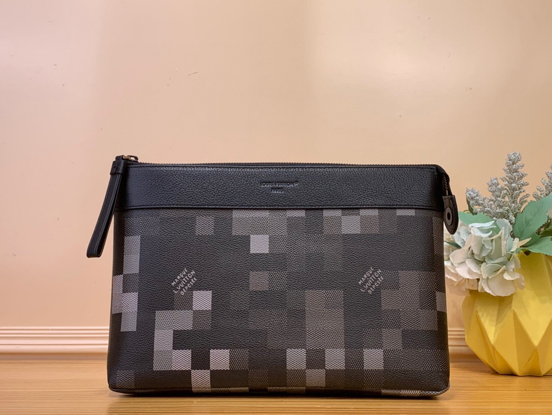 NO:551679,Top original order [OCCHETTE VOYAGE SOULE Clutch] m14926 Black Check/Mosaic This ochette Voyage Soule ms clutch is made of Damoflage Black coated canvas to create a soft silhouette, and is covered with a novel pixelated Damier plaid pattern to create an eye-catching look. The zippered main compartment and magnetic buckle back pocket are convenient for quick access to travel needs. Dimensions 21 x 7.5 x 30 cm  3514045 (height x width x length),,handbag19860909顶级原单【OCHETTE VOYAGE SOULE 手拿包】 m14926 黑格/ 马赛克 本款 ochette Voyage Soule ms手拿包以 Damoflage Black 涂层帆布塑造柔和廓形,并为其上铺陈新颖像素化 Damier 格纹图案,营造瞩目观感.拉链主隔层与磁扣后袋方便快速取放出行所需. 尺寸21 x 7.5 x 30 厘米 3514045 (高 x 宽 x 长度),,handbag,Bag