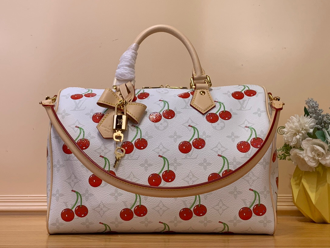 NO:551524,The top original item [Seedy Soft 30 handbag] M14238 white flower/cherry meets the personalized aesthetics of Louis Vuitton x Takashi Murakami's replica series. Monogram coated canvas is chosen in plain colors this time to highlight the gorgeous and passionate cherry patterns painted by Japanese artists. Denim fabric forms the inner layer, the Toron top handle and the detachable Toron shoulder strap are all made of leather, and the bow-shaped key bag is rich in details. Size 17 x  30 x 21 cm.7018075,,louis vuitton19860909顶级原单【 Seedy Soft 30 手袋】M14238 白花/樱桃 邂逅路易威登 x 村上隆复刻系列的个性美学.Monogram 涂层帆布本次选择素净色彩,烘托日本艺术家笔下绚烂热烈的樱桃图案.丹宁布构筑内层,Toron 顶部手柄和可拆卸 Toron 肩带均取材皮革,蝴蝶结形状钥匙包丰富细节. 尺寸 17 x 30 x 21 厘米.7018075,,louis vuitton,Bag