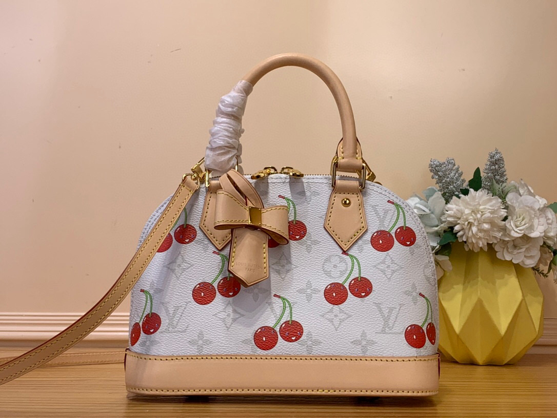 NO:551526,Top original item [LV x TM Alma BB] m14234 Cherry Alma BB tote bag makes a chic statement as part of the joyous reissue of the Louis Vuitton x Murakami Hl collection. The Art Deco-inspired silhouette stands out in the house's signature Monogram coated canvas, which is embellished with an exuberant cherry pattern in bold hues by the Japanese artist. Codenamed natural leather highlights the elegant Toron top handle, bottom and playful bow-shaped keychain.  Dimensions 23.5 x 17.5 x 11.5 cm. 6017075 (length x height x width),,louis vuitton,louis vuitton,keychain19860909顶级原单【LV x TM Alma BB】 m14234 樱桃 Alma BB手提包作为Louis Vuitton x Murakami Hl系列欢乐再版的一部分,做出了别致的声明.装饰艺术风格的剪影在房子标志性的Monogram涂层帆布上引人注目,上面装饰着日本艺术家大胆色调的旺盛的樱桃图案.具有代号的天然皮革突出了优雅的Toron顶部手柄、底部和俏皮的蝴蝶结形钥匙扣. 尺寸23.5 x 17.5 x 11.5厘米.6017075（长x高x宽）,,louis vuitton,louis vuitton,keychain,Bag