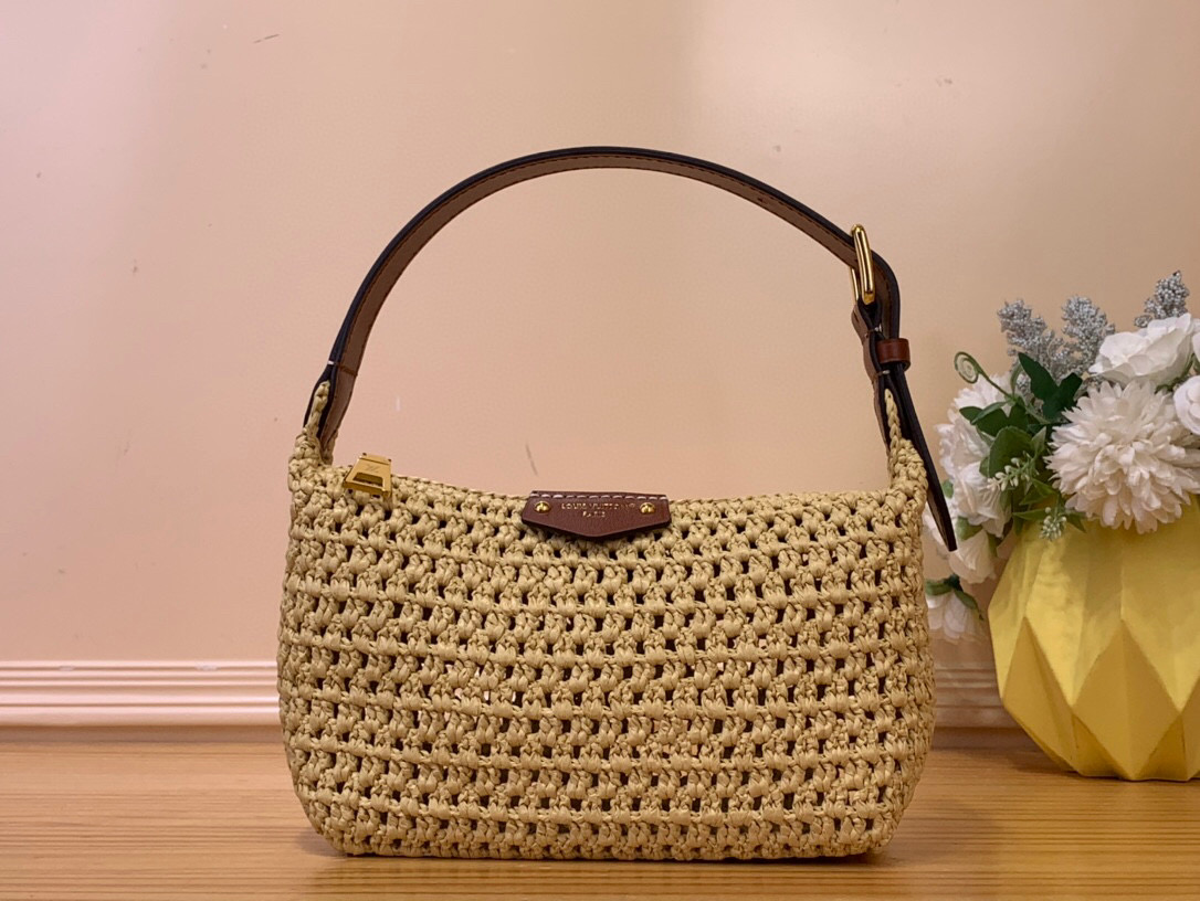 NO:551741,Top Original [Hills Ochette] m14304 Braided/Summer This chic Hills Ochette Xl version, available in raffia, is perfect for seasonal outdoor soirees and sunny holidays. It features cowhide trim and gold hardware, with adjustable handles to find the perfect drop. There's plenty of room inside for your phone, card holder, lipstick and keys. Dimensions 18.5 x 11 x  6.5cm.5816065 (length x height x width),,cowhide19860909顶级原单【Hills ochette】 m14304 编织/ 夏天 这种别致的Hills ochette Xl版本以拉菲亚提供,非常适合当季的户外晚会和阳光明媚的假期.它配有牛皮装饰和金色五金件,配有可调节手柄,以找到完美的下降.里面有足够的空间存放手机、卡夹、口红和钥匙. 尺寸18.5 x 11 x 6.5厘米.5816065（长x高x宽）,,cowhide,Bag