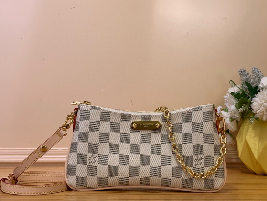 NO:551550,Chip Edition Top Original [Liv Ochette Handbag] M83008 The Liv Ochette double in white plaid Monogram Hi canvas is designed to fit snugly under the arm. It comes with a removable gold chain and removable, adjustable double shoulder straps in Louis Vuitton's signature natural cowhide leather. A secure double zipper closure and an engraved gold plaque complete this stylish piece. Measures 9.6 x 5.3 x 2.6 inches  4615055,,louis vuitton,cowhide19860909芯片版 顶级原单【Liv ochette 手袋】M83008 白格 Monogram Hi帆布中的 Liv ochette double 设计为紧贴在手臂下.它配有可拆卸的金色链条和路易威登标志性的天然牛皮皮革的可拆卸、可调节的双肩带.安全的双拉链闭合和雕刻的金色牌匾完成了这件时尚的作品. 尺寸9.6 x 5.3 x 2.6 英寸 4615055,,louis vuitton,cowhide,Bag