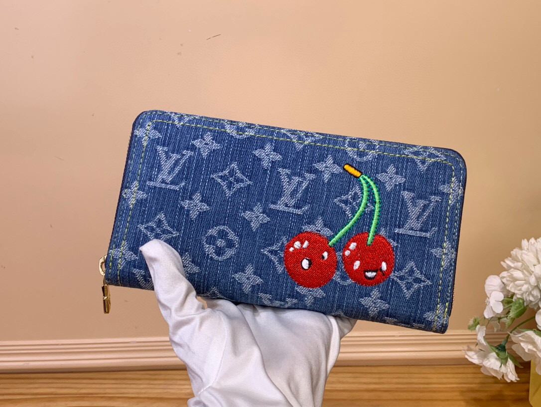 NO:552109,Top Original [LV x TM Ziy Wallet] m23161 Denim/Cherry As part of the cross-category Louis Vuitton x Murakami collection celebrating the second edition, the essential Ziy ms wallet is playfully revisited. Made from House’s signature Monogram denim, an enlarged cherry pattern in the Japanese artist’s kawaii aesthetic introduces a joyful statement detail. It is secured with a gold zipper and has multiple compartments inside for cards, coins and bills. Size 19.5 x  10.5 x 2.5 cm 3014035 (length x height x width),,louis vuitton,louis vuitton,wallets19860909顶级原单【LV x TM Ziy Wallet】 m23161 牛仔/ 樱桃 作为跨类别路易威登x村上系列庆祝第二版的一部分,基本的Ziy ms钱包被俏皮地重温.由House标志性的Monogram牛仔布制成,日本艺术家的卡哇伊美学中放大的樱桃图案引入了一个欢乐的声明细节.它用金色拉链固定,里面有多个隔间,可以放卡片、硬币和钞票. 尺寸19.5 x 10.5 x 2.5厘米 3014035（长x高x宽）,,louis vuitton,louis vuitton,wallets,Bag