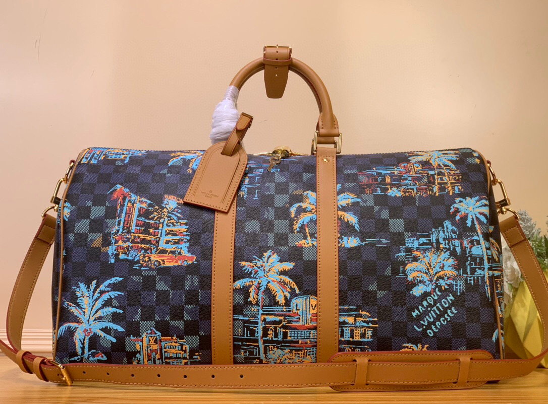 NO:551709,Top Original [Keeall Bandoulière 50] N00227 Palm Tree This Keeall Bandoulière 50 is inspired by old postcards depicting Miami nights, ww is made from luxury jacquard cotton and features a Damier palm tree pattern. Woven palm trees, iconic buildings and vintage cars on a subtle checkerboard background showcase the craftsmanship of the house. Iconic 'Marque L.Vuitton  Déosée' is almost hidden in this extravagant decoration, signed on the bag. Dimensions 50 x 29 x 23 cm (LxHxW),19860909顶级原单【Keeall Bandoulière 50】N00227 棕榈树 这款Keeall Bandoulière 50的灵感来自描绘迈阿密夜晚的旧明信片,ww由豪华提花棉制成,以达米耶棕榈树图案为特色.编织的棕榈树、标志性建筑和微妙的棋盘背景上的老爷车展示了房子的工艺.标志性的“Marque L.Vuitton Déosée”几乎隐藏在这个奢侈的装饰中,在包上签名. 尺寸50 x 29 x 23厘米（长x高x宽）,,Bag
