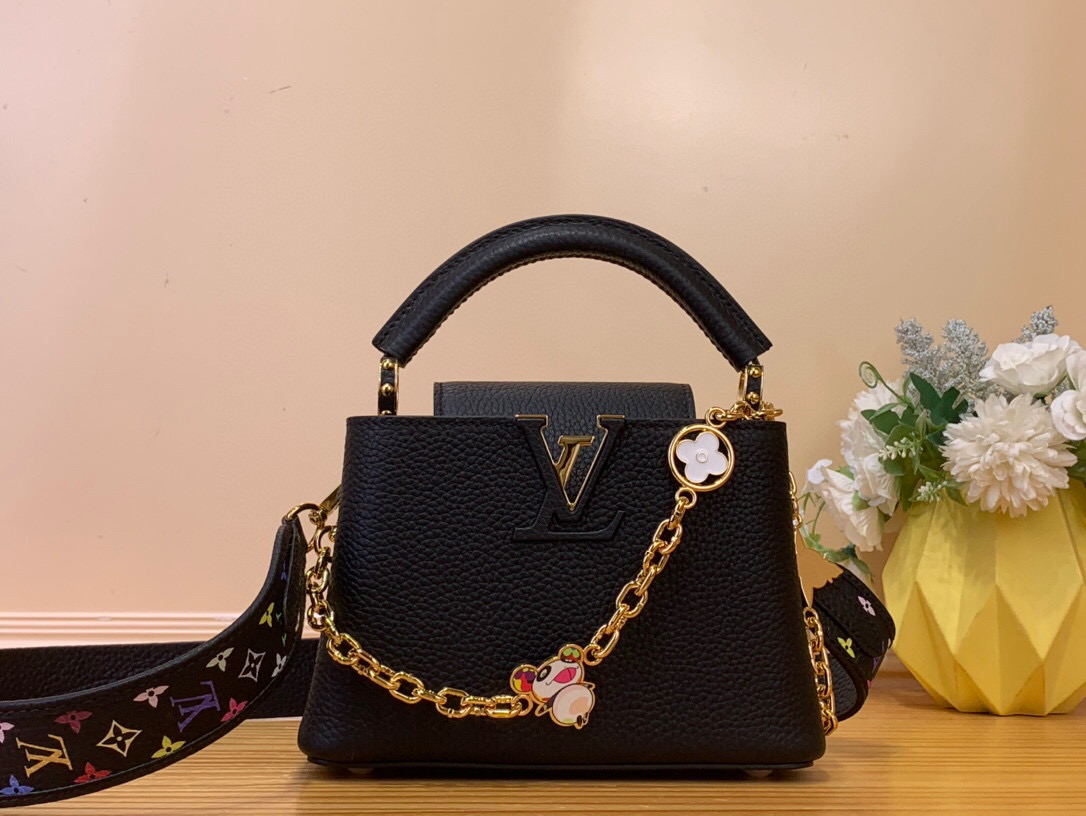 NO:551723,Top original order [LV x TM caucines mini handbag] m13878 black/Takashi Murakami In the Louis Vuitton  Golden hardware such as a detachable chain strap with hr flowers and a cheerful panda character embodied in Japanese artist Takashi Murakami's characteristic super flat style. A multi-color Monogram pattern with vibrant dots added to the strap and lining. Dimensions 21 x 8 x 14 cm 123121350 (LxHxW),,louis vuitton,louis vuitton19860909顶级原单【LV x TM caucines mini 手袋】 m13878 黑色/村上隆 在展现轻快魅力的路易威登X村上系列中,重新诠释了本季的签名,展示了豪斯的标志性卡普辛手提包.托里昂皮革材质.象征性的LV首字母,装饰Monogram hr花的可拆卸链条带,日本艺术家村上隆特有的超级扁平风格体现的愉快的熊猫角色等金色的硬件.在表带和内衬上增加充满生机的点的多色Monogram图案. 尺寸21 x 8 x 14 厘米 123121350（长x高x宽）,,louis vuitton,louis vuitton,Bag