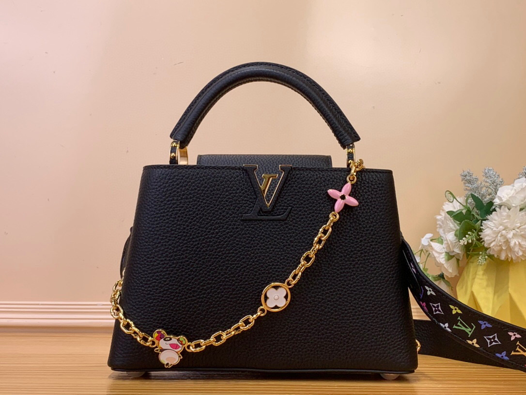 NO:551721,Top original order [LV x TM caucines small handbag] m13878 black/Takashi Murakami In the Louis Vuitton  Golden hardware such as a detachable chain strap with hr flowers and a cheerful panda character embodied in Japanese artist Takashi Murakami's characteristic super flat style. A multi-color Monogram pattern with vibrant dots added to the strap and lining. Dimensions 27 x 9 x 18 cm 133121450 (LxHxW),,louis vuitton,louis vuitton19860909顶级原单【LV x TM caucines 小号手袋】 m13878 黑色/村上隆 在展现轻快魅力的路易威登X村上系列中,重新诠释了本季的签名,展示了豪斯的标志性卡普辛手提包.托里昂皮革材质.象征性的LV首字母,装饰Monogram hr花的可拆卸链条带,日本艺术家村上隆特有的超级扁平风格体现的愉快的熊猫角色等金色的硬件.在表带和内衬上增加充满生机的点的多色Monogram图案. 尺寸27 x 9 x 18 厘米 133121450（长x高x宽）,,louis vuitton,louis vuitton,Bag