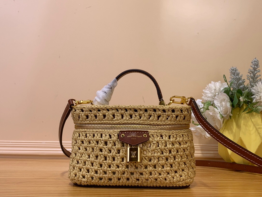 NO:551747,Top original order [VANITY CHAIN OUCH handbag] m14303 woven/summer Vanity Chain ouch Lt handbag joins the holiday series, which can easily brighten outdoor occasions or cozy holidays. The elegant raffia bag body is paired with contrasting cow leather trim, and metal parts such as LV inscribed padlocks add exquisite details. Dimensions 6.5 x 11.5 x 19 cm 6917075 (H x W x  length),,louis vuitton,cowhide19860909顶级原单【VANITY CHAIN OUCH 手袋】 m14303 编织/ 夏天 Vanity Chain ouch Lt手袋加入度假系列,可轻松点亮户外场合或惬意假期.色彩素雅的拉菲草包身搭配撞色牛皮革饰边,LV 铭纹挂锁等金属件更添精致细节. 尺寸6.5 x 11.5 x 19 厘米 6917075 (高 x 宽 x 长度),,louis vuitton,cowhide,Bag