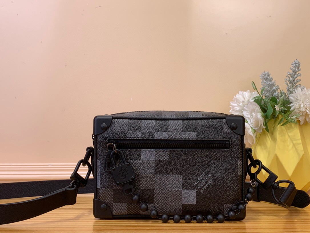 NO:551674,Top original order [MINI SOFT TRUNK handbag] M14922 black plaid/mosaic. This Mini Soft Trunk Jm handbag is made of Damoflage Black coated canvas with cow leather trim, and is paved with harrell Williams' pixelated Damier pattern on the compact body to fully interpret the modern style. The rolled leather top handle and detachable and adjustable shoulder strap provide a variety of carrying options. Size 18.5x 13x8 cm  6017075,,cowhide19860909顶级原单【MINI SOFT TRUNK手袋】M14922 黑格/马赛克 本款 Mini Soft Trunk Jm手袋为 Damoflage Black涂层帆布搭配牛皮革饰边,并于小巧包身铺陈harrell Williams笔下的像素化Damier 图案,尽情演绎摩登风尚.辊压皮革顶部手柄与可拆卸并调节的肩带提供多种背携选择. 尺寸18.5x 13x8厘米 6017075,,cowhide,Bag