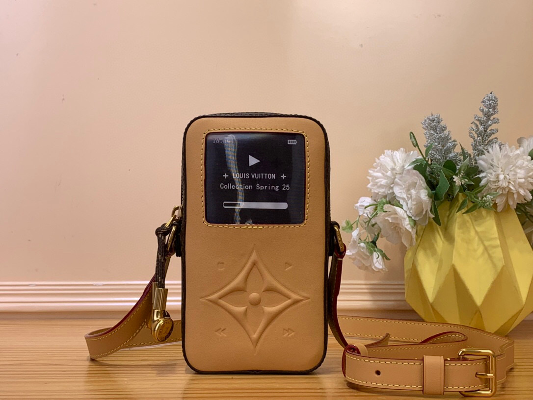 NO:551591,Top original item [MUSIC LAYER WEARABLE WALLET handbag] m14063 Music layer Wearable Wallet Sj handbag combines cow leather and Monogram canvas, drawing inspiration from digital music players of the past, using the LV Blossom logo to trace the interface, and using the LV dashboard pattern to interpret the decorative screen. Open the zipper to reveal a deep fabric lining, which can store mobile phones, card holders, keys, etc. Size 18.5 x  4.5 x 10.5 cm 6217075 (height x width x length),,louis vuitton,cowhide19860909顶级原单【MUSIC LAYER WEARABLE WALLET 手袋】 m14063 Music layer Wearable Wallet Sj手袋结合牛皮革和 Monogram 帆布,向昔日数码音乐播放器撷取灵感,以 LV Blossom 标识描摹界面,并借 LV 仪表板图案演绎装饰屏幕.轻启拉链即现深邃织物内衬,可存放手机、卡夹和钥匙等. 尺寸18.5 x 4.5 x 10.5 厘米 6217075 (高 x 宽 x 长度),,louis vuitton,cowhide,Bag