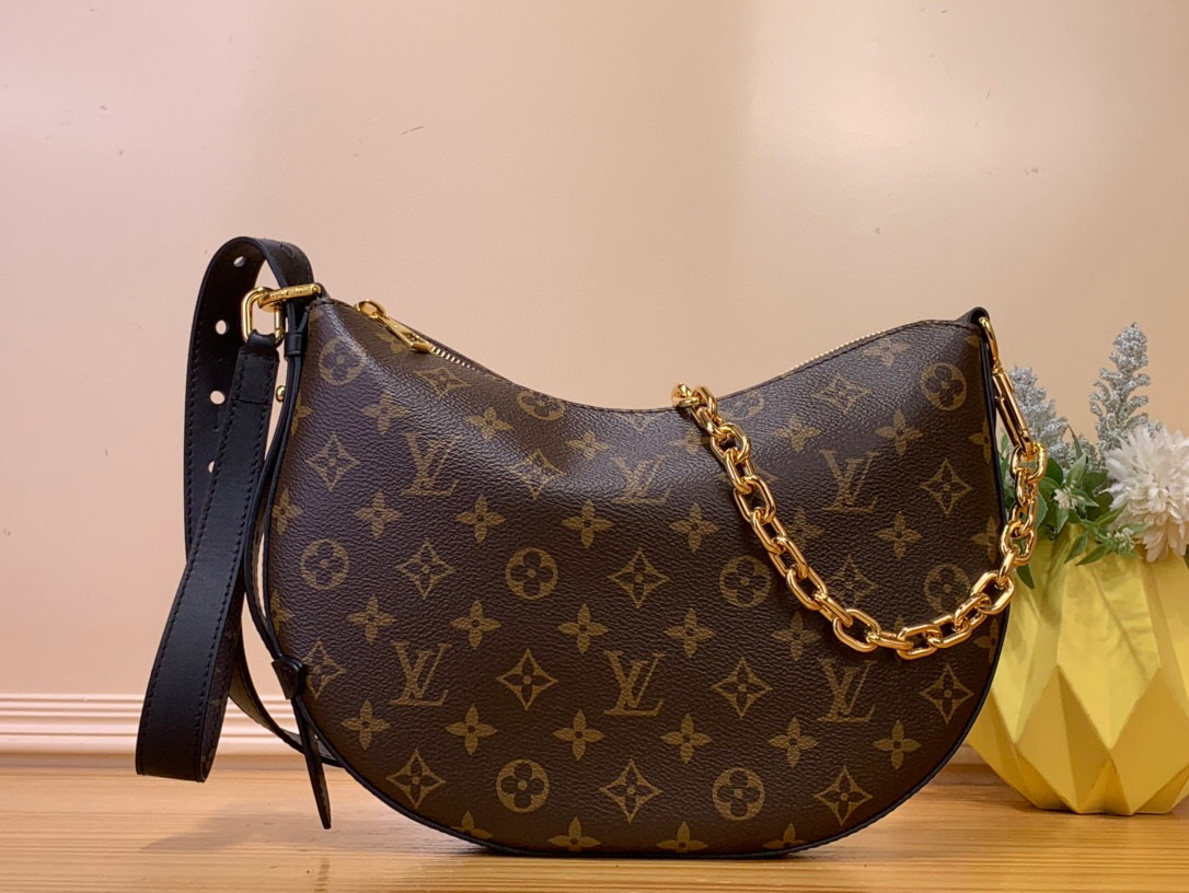 NO:551553,Top original item [Cookie BB] m15056 Presbyopia/Black Cookie BB is made from House's signature Monogram jh coated canvas and decorated with contrasting leather with directional moon silhouette. The lightweight style offers a multi-adjustable handle, as well as a detachable gold chain for cross-body wear. The two edges of the bag can also be joined together to create a wristband-inspired option. Dimensions 28.5 x 19 x 5 cm  5016065 (length x height x width),19860909顶级原单【Cookie BB】m15056 老花/ 黑色 Cookie BB由House标志性的Monogram jh涂层帆布制成,并装饰有定向月亮轮廓的对比皮革.轻巧的款式提供了一个多调节的手柄,以及一个可拆卸的金色链子,用于斜挎.包的两个边缘也可以连接在一起,以创建受腕带启发的选项. 尺寸28.5 x 19 x 5厘米 5016065（长x高x宽）,,Bag