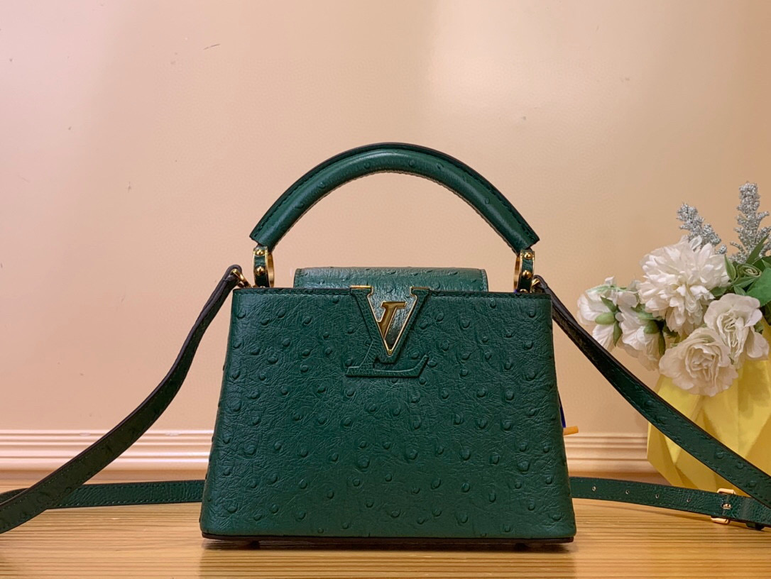 NO:551548,Top original order [Caucines mini handbag] M94227 48865 green (cowhide pressed ostrich pattern), noble ostrich leather pattern, luxurious goatskin lining, shiny metal accessories, unique Caucines Jw cover that can be stored in the bag to display the letter logo, or can be turned out to show the Monogram Flower pattern. Size 21* 14* 8 cm  110121250,,cowhide,sheepskin,ostrich skin19860909顶级原单【Caucines 迷你手袋】M94227 48865 绿色（牛皮压鸵鸟纹） 高贵的鸵鸟皮纹,奢华的山羊皮衬里,闪亮的金属饰件,特有的Caucines Jw搭盖既可收入包内展示字母标识,又可外翻 呈现Monogram Flower图案 . 尺寸21* 14* 8 cm 110121250,,cowhide,sheepskin,ostrich skin,Bag