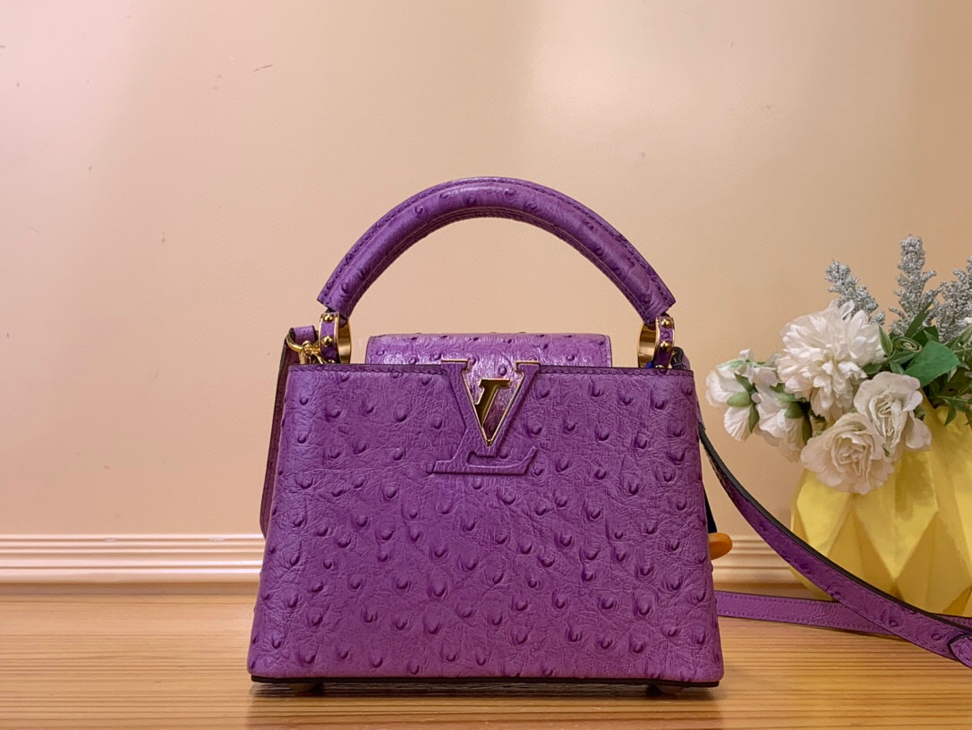 NO:551545,Top original order [Caucines mini handbag] M94227 48865 Purple (cow leather pressed ostrich pattern) Noble ostrich skin pattern, luxurious goatskin lining, shiny metal accessories, unique Caucines Jw flap can be stored in the bag to display the letter logo, and can be turned out to present the Monogram Flower pattern. Size 21* 14* 8 cm  110121250,,cowhide,sheepskin,ostrich skin19860909顶级原单【Caucines 迷你手袋】M94227 48865 紫色（牛皮压鸵鸟纹） 高贵的鸵鸟皮纹,奢华的山羊皮衬里,闪亮的金属饰件,特有的Caucines Jw搭盖既可收入包内展示字母标识,又可外翻 呈现Monogram Flower图案 . 尺寸21* 14* 8 cm 110121250,,cowhide,sheepskin,ostrich skin,Bag