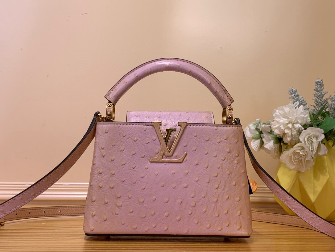 NO:551536,Top original order [Caucines mini handbag] M94227 48865 pink (cow leather pressed ostrich pattern), noble ostrich skin pattern, luxurious goatskin lining, shiny metal accessories, unique Caucines Jw flap can be stored in the bag to display the letter logo, and can be turned out to show the Monogram Flower pattern. Size 21* 14* 8 cm  110121250,,cowhide,sheepskin,ostrich skin19860909顶级原单【Caucines 迷你手袋】M94227 48865 粉色（牛皮压鸵鸟纹） 高贵的鸵鸟皮纹,奢华的山羊皮衬里,闪亮的金属饰件,特有的Caucines Jw搭盖既可收入包内展示字母标识,又可外翻 呈现Monogram Flower图案 . 尺寸21* 14* 8 cm 110121250,,cowhide,sheepskin,ostrich skin,Bag