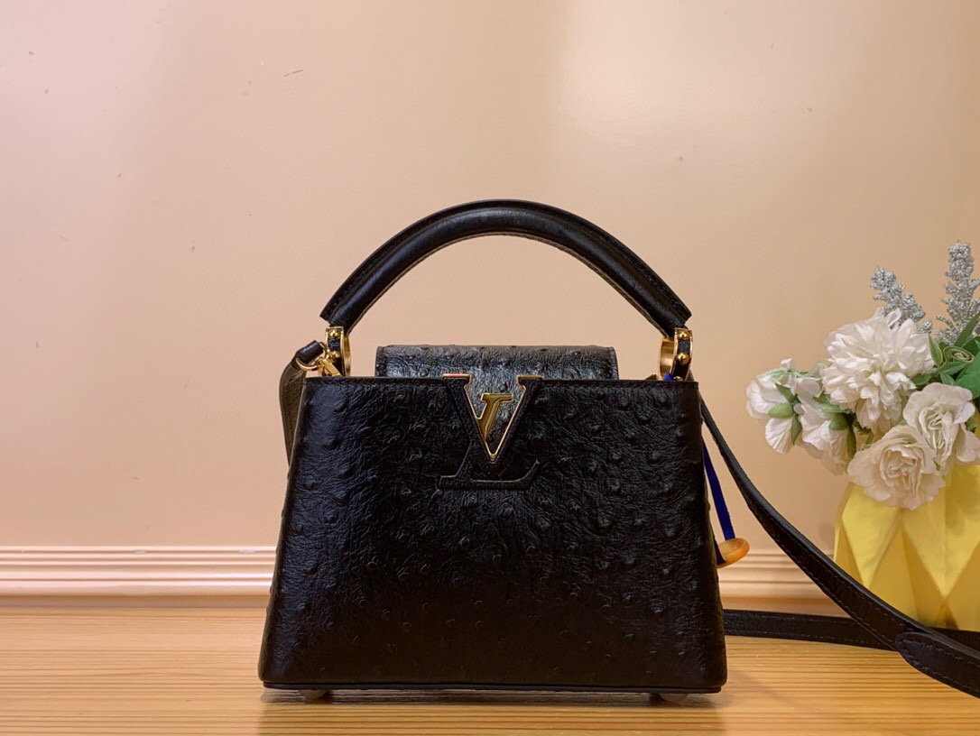 NO:551533,Top original order [Caucines mini handbag] M94227 48865 black (cow leather pressed ostrich pattern), noble ostrich leather pattern, luxurious goatskin lining, shiny metal accessories, unique Caucines Jw cover that can be stored in the bag to display the letter logo, or can be turned out to show the Monogram Flower pattern. Size 21* 14* 8 cm  110121250,,cowhide,sheepskin,ostrich skin19860909顶级原单【Caucines 迷你手袋】M94227 48865 黑色（牛皮压鸵鸟纹） 高贵的鸵鸟皮纹,奢华的山羊皮衬里,闪亮的金属饰件,特有的Caucines Jw搭盖既可收入包内展示字母标识,又可外翻 呈现Monogram Flower图案 . 尺寸21* 14* 8 cm 110121250,,cowhide,sheepskin,ostrich skin,Bag