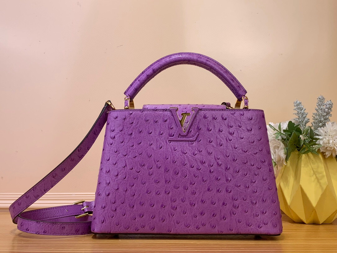 NO:551534,Top original order [Caucines small handbag] M94227 48865 Purple (cowhide pressed ostrich pattern) Noble ostrich skin pattern, luxurious goatskin lining, shiny metal accessories, unique Caucines jw flap can be stored in the bag to display the letter logo, and can be turned out to display the Monogram Flower pattern. Size 27 x 9 x 18 cm  125121350,,cowhide,sheepskin,ostrich skin19860909顶级原单【Caucines 小号手袋】M94227 48865 紫色（牛皮压鸵鸟纹） 高贵的鸵鸟皮纹,奢华的山羊皮衬里,闪亮的金属饰件,特有的Caucines jw搭盖既可收入包内展示字母标识,又可外翻 呈现Monogram Flower图案 . 尺寸27 x 9 x 18 厘米 125121350,,cowhide,sheepskin,ostrich skin,Bag