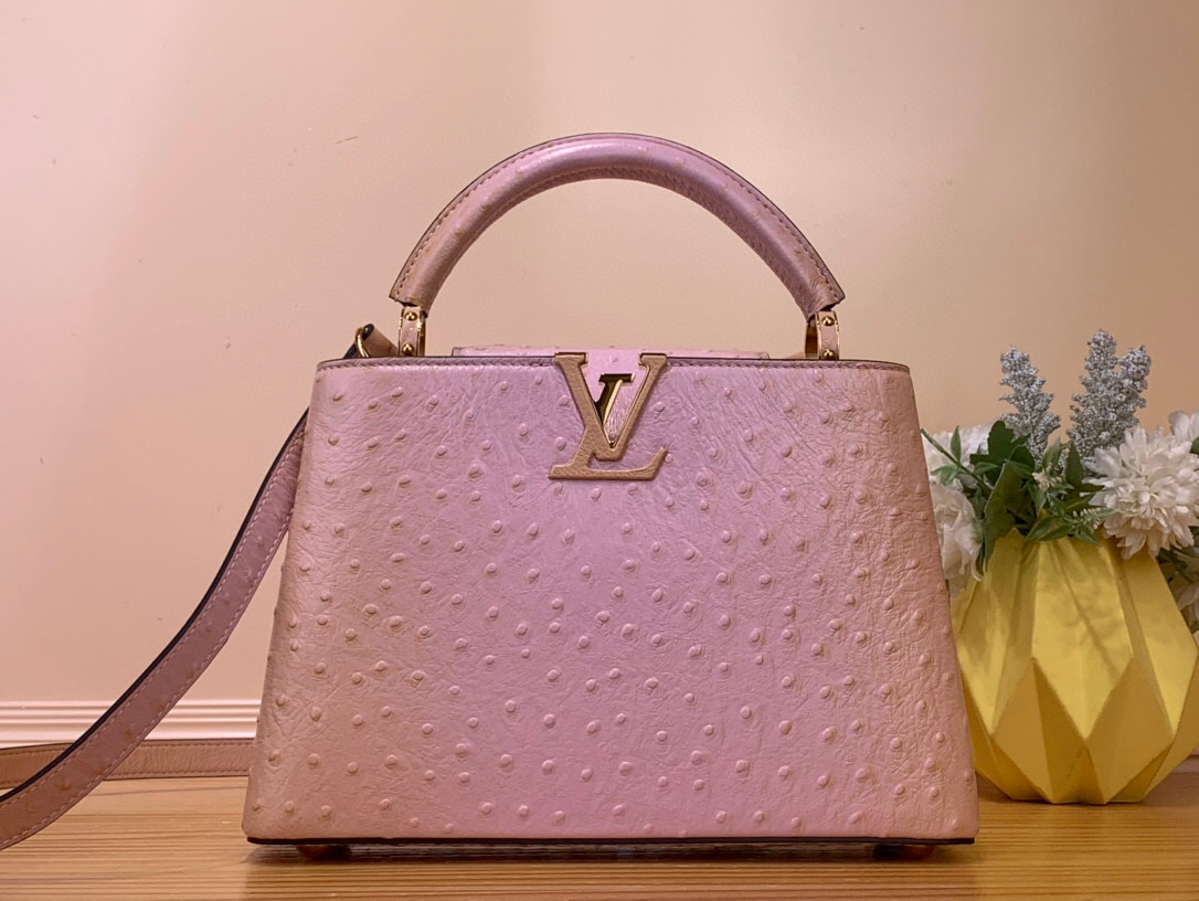 NO:555346,Top original order [Caucines small handbag] M94227 48865 pink (cow leather pressed ostrich pattern) noble ostrich skin pattern, luxurious goatskin lining, shiny metal accessories, unique Caucines jw flap can be stored in the bag to display the letter logo, and can be turned out to display the Monogram Flower pattern. Size 27 x 9 x 18 cm  125121350,,cowhide,sheepskin,ostrich skin19860909顶级原单【Caucines 小号手袋】M94227 48865 粉色（牛皮压鸵鸟纹） 高贵的鸵鸟皮纹,奢华的山羊皮衬里,闪亮的金属饰件,特有的Caucines jw搭盖既可收入包内展示字母标识,又可外翻 呈现Monogram Flower图案 . 尺寸27 x 9 x 18 厘米 125121350,,cowhide,sheepskin,ostrich skin,Bag