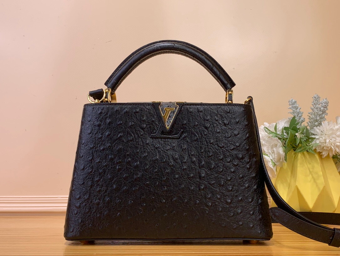 NO:551554,Top original order [Caucines small handbag] M94227 48865 black (cow leather pressed ostrich pattern), noble ostrich leather pattern, luxurious goatskin lining, shiny metal accessories, unique Caucines jw flap that can be stored in the bag to display the letter logo, or can be turned out to display the Monogram Flower pattern. Size 27 x 9 x 18 cm  125121350,,cowhide,sheepskin,ostrich skin19860909顶级原单【Caucines 小号手袋】M94227 48865 黑色（牛皮压鸵鸟纹） 高贵的鸵鸟皮纹,奢华的山羊皮衬里,闪亮的金属饰件,特有的Caucines jw搭盖既可收入包内展示字母标识,又可外翻 呈现Monogram Flower图案 . 尺寸27 x 9 x 18 厘米 125121350,,cowhide,sheepskin,ostrich skin,Bag