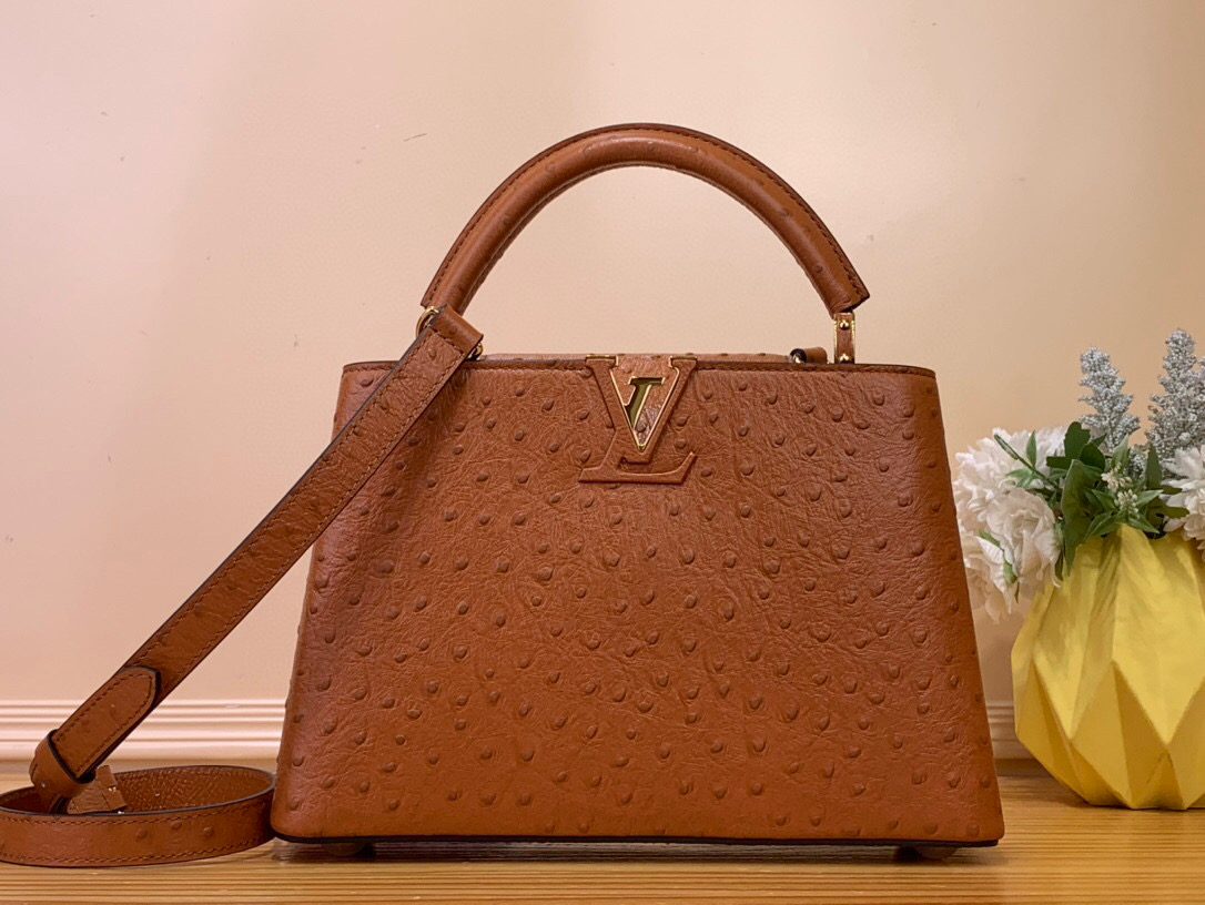 NO:551557,Top original order [Caucines small handbag] M94227 48865 brown (cow leather pressed ostrich pattern), noble ostrich skin pattern, luxurious goatskin lining, shiny metal accessories, unique Caucines jw flap can be stored in the bag to display the letter logo, and can be turned out to display the Monogram Flower pattern. Size 27 x 9 x 18 cm  125121350,,cowhide,sheepskin,ostrich skin19860909顶级原单【Caucines 小号手袋】M94227 48865 棕色（牛皮压鸵鸟纹） 高贵的鸵鸟皮纹,奢华的山羊皮衬里,闪亮的金属饰件,特有的Caucines jw搭盖既可收入包内展示字母标识,又可外翻 呈现Monogram Flower图案 . 尺寸27 x 9 x 18 厘米 125121350,,cowhide,sheepskin,ostrich skin,Bag