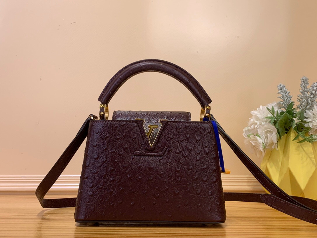NO:551551,Top original order [Caucines mini handbag] M94227 48865 chocolate color (cowhide embossed ostrich pattern), noble ostrich skin pattern, luxurious goatskin lining, shiny metal accessories, unique Caucines jw flap can be stored in the bag to display the letter logo, and can be turned out to present the Monogram Flower pattern. Size 21* 14* 8 cm  110121250,,cowhide,sheepskin,ostrich skin19860909顶级原单【Caucines 迷你手袋】M94227 48865 巧克力色（牛皮压鸵鸟纹） 高贵的鸵鸟皮纹,奢华的山羊皮衬里,闪亮的金属饰件,特有的Caucines jw搭盖既可收入包内展示字母标识,又可外翻 呈现Monogram Flower图案 . 尺寸21* 14* 8 cm 110121250,,cowhide,sheepskin,ostrich skin,Bag