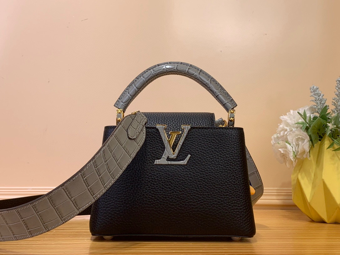 NO:551546,Top original order [Caucines mini handbag] M48865 86036 black/cowhide with crocodile pattern. This model is made of cowhide with crocodile pattern, luxurious leather lining, crocodile patchwork, and the unique Caucines Jw cover can be stored in the bag to display the letter logo, or can be turned out to display the Monogram Flower pattern. Size 21* 14* 8 cm  110121200,,cowhide,crocodile skin19860909顶级原单【Caucines mini 手袋】M48865 86036 黑色/牛皮拼鳄鱼纹 本款由牛皮拼接鳄鱼皮纹,奢华的皮衬里,鳄鱼拼饰件,特有的Caucines Jw搭盖既可收入包内展示字母标识,又可外翻 呈现Monogram Flower图案 . 尺寸21* 14* 8 cm 110121200,,cowhide,crocodile skin,Bag