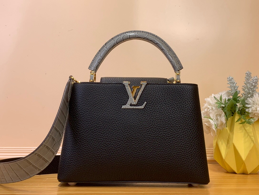 NO:551543,Top original order [Caucines small handbag] M48865 86037 black/cowhide with crocodile pattern. This style is made of cowhide with crocodile pattern, luxurious leather lining, crocodile patchwork, and the unique Caucines Jw flap can be stored in the bag to display the letter logo, or can be turned out to display the Monogram Flower pattern. Size 27* 18* 9 cm  125121350,,cowhide,crocodile skin19860909顶级原单【Caucines小号手袋】M48865 86037 黑色/ 牛皮拼鳄鱼纹 本款由牛皮拼接鳄鱼皮纹,奢华的皮衬里,鳄鱼拼饰件,特有的Caucines Jw搭盖既可收入包内展示字母标识,又可外翻 呈现Monogram Flower图案 . 尺寸27* 18* 9 cm 125121350,,cowhide,crocodile skin,Bag