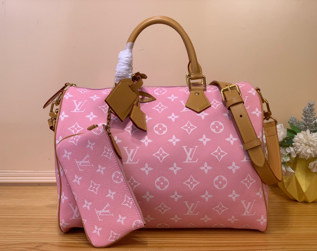 NO:555414,Top original order [SEEDY 9 BANDOULIRE40 handbag] M24418 blue m24417 green m24419 yellow m24420 red m24422 brown m11563 pink purple m11564 lake blue m11597 purple / light green This Seedy 9 Bandoulière 40 Monogram  The Leather handbag is made of soft grained cow leather wrapped with sheepskin lining, and uses a silk-screened Monogram pattern to present the blurred look of canvas printing, expressing the new season's ingenuity of creative director harrell Williams. Size 40 x 26 x 23 cm,,cowhide,sheepskin19860909顶级原单【SEEDY 9 BANDOULIRE40手袋】M24418 蓝色 m24417绿色 m24419黄色 m24420红色 m24422 棕色 m11563 粉紫色 m11564 湖水蓝 m11597 紫色 /淡绿色 本款Seedy 9 Bandoulière 40 Monogram Leather手袋为柔软粒面牛皮革包裹羊皮革内衬,以丝印Monogram 图案呈现帆布印花的迷离观感,道出创意总监harrell Williams的新季巧思. 尺寸40 x 26 x23厘米,,cowhide,sheepskin,Bag