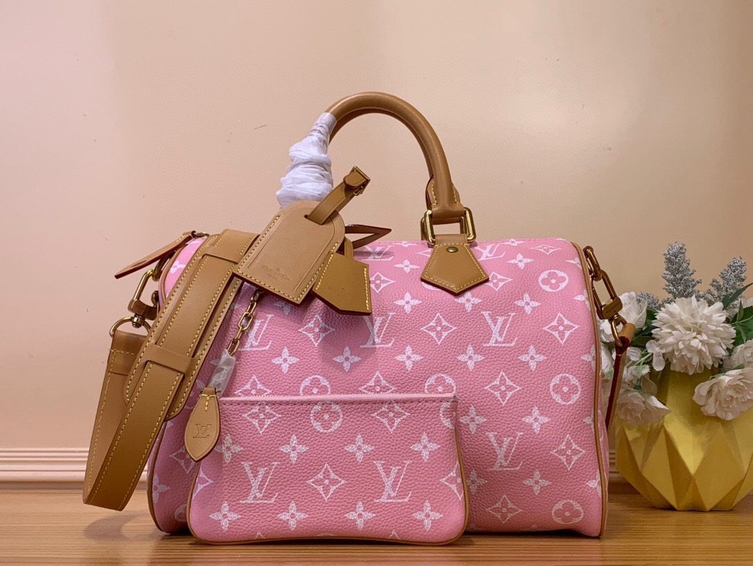 NO:551563,Top original order [Seedy 9 Bandoulière 30 handbag] m14077 green m14067 red m13914 pink m13904 black m14064 light green Seedy 9 Bandoulière  Made of ultra-soft calfskin with Monogram print, the 30 bag is perfectly compact yet roomy enough to hold your daily essentials. Meticulous details, such as the traditional side locks or the premium lambskin lining, are a testament to the craftsmanship of this bag. In addition to the top handle, there is a removable strap. Dimensions 32 x 22.5 x 18 cm, cowhide, sheepskin19860909顶级原单【Seedy 9 Bandoulière 30 手袋】m14077 绿色 m14067 红色 m13914 粉色 m13904 黑色 m14064 淡绿色 Seedy 9 Bandoulière 30包由超柔软的小牛皮制成,带有Monogram印花,尺寸完美紧凑但足够宽敞,可以装下日常必需品.细致的细节,如传统侧锁或优质小羊皮衬里,证明了这款包的精湛工艺.除了顶部手柄外,还有一条可拆卸的带子. 尺寸32 x 22.5 x 18厘米,,cowhide,sheepskin,Bag