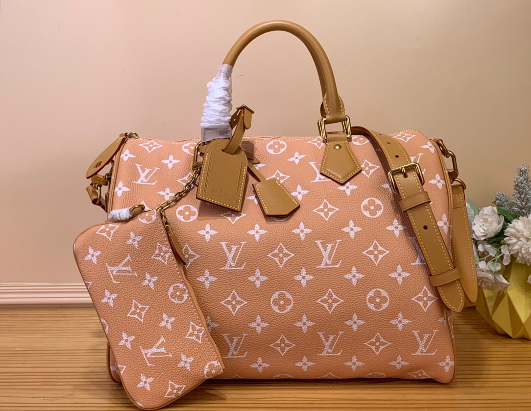 NO:551567,Top original order [SEEDY 9 BANDOULIRE40 handbag] M24418 blue m24417 green m24419 yellow m24420 red m24422 brown m11563 pink purple m11564 lake blue m11597 purple / light green This Seedy 9 Bandoulière 40 Monogram  The Leather handbag is made of soft grained cow leather wrapped with sheepskin lining, and uses a silk-screened Monogram pattern to present the blurred look of canvas printing, expressing the new season's ingenuity of creative director harrell Williams. Size 40 x 26 x 23 cm,,cowhide,sheepskin19860909顶级原单【SEEDY 9 BANDOULIRE40手袋】M24418 蓝色 m24417绿色 m24419黄色 m24420红色 m24422 棕色 m11563 粉紫色 m11564 湖水蓝 m11597 紫色 /淡绿色 本款Seedy 9 Bandoulière 40 Monogram Leather手袋为柔软粒面牛皮革包裹羊皮革内衬,以丝印Monogram 图案呈现帆布印花的迷离观感,道出创意总监harrell Williams的新季巧思. 尺寸40 x 26 x23厘米,,cowhide,sheepskin,Bag