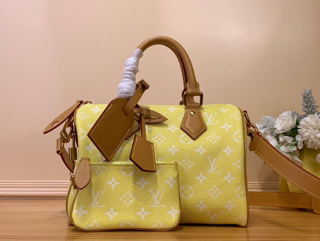 NO:551569,Top original order [SEEDY 9 BANDOULIRE25 handbag] M11561 lake blue m11562 purple m24443 brown m24426 yellow m24425 red m24424 blue m24423 green/light green This Seedy 9 Bandoulière25 Monogram leather handbag uses soft cow leather to convey a luxurious texture. Monogram  Monogram elements on printed canvas. Polished hardware, sheepskin lining and built-in branding reflect Creative Director harrell Williams' attention to detail. Dimensions 25 x 15 x 15 cm (length x height x width),,cowhide,sheepskin19860909顶级原单【SEEDY 9 BANDOULIRE25 手袋】M11561 湖水蓝 m11562 紫色 m24443 棕色 m24426 黄色 m24425 红色 m24424 蓝色 m24423绿色 /淡绿色 本款 Seedy 9 Bandoulière25Monogram 皮革手袋以柔软牛皮革传递华贵质感.Monogram 印花临摹帆布上的Monogram 元素.抛光金属件、羊皮革内衬与内置标牌彰显创意总监harrell Williams 对考究细节的专注. 尺寸25 x 15 x15厘米(长度x高x宽),,cowhide,sheepskin,Bag