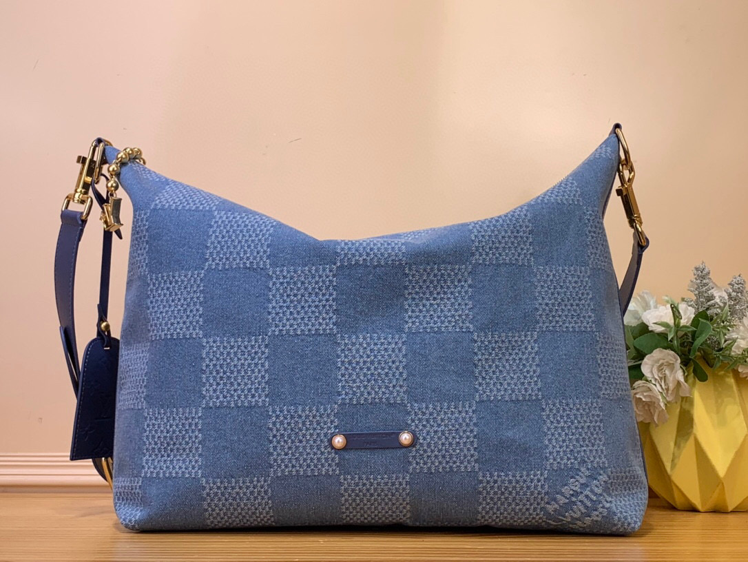 NO:552088,Top original order [VAGABOND HOBO Handbag] N00202 Denim/Platform This Vagabond Hobo handbag is made of Damier Denim 3D Hr cotton canvas with cow leather trim and dazzling metal parts, with a soft cotton lining embellished with a gorgeous woven label. The Marque L.Vuitton Déosée logo and metallic beaded zipper pullers show harrell Williams’ signature design elements. Size 35 x  12 x 38 cm.6418075 (height x width x length),,cowhide19860909顶级原单【VAGABOND HOBO 手袋】N00202 牛仔/ 格子 本款 Vagabond Hobo 手袋为 Damier Denim 3D Hr棉质帆布融入牛皮革饰边和耀目金属件,以华美梭织标签点缀柔软棉质内衬.Marque L.Vuitton Déosée 标识和金属质感珠饰拉链头展现 harrell Williams 的标志性设计元素. 尺寸35 x 12 x 38 厘米.6418075 (高 x 宽 x 长度),,cowhide,Bag