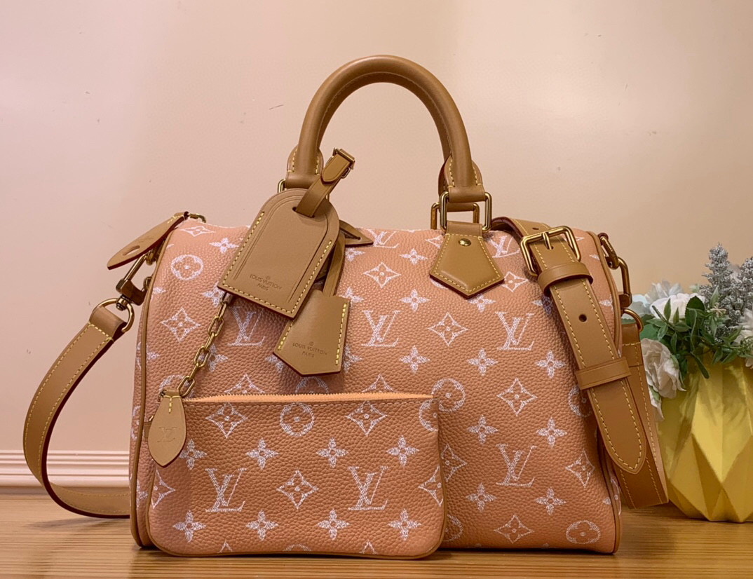 NO:551573,Top original order [Seedy 9 Bandoulière 30 handbag] m14077 green m14067 red m13914 pink m13904 black m14064 light green Seedy 9 Bandoulière  Made of ultra-soft calfskin with Monogram print, the 30 bag is perfectly compact yet roomy enough to hold your daily essentials. Meticulous details, such as the traditional side locks or the premium lambskin lining, are a testament to the craftsmanship of this bag. In addition to the top handle, there is a removable strap. Dimensions 32 x 22.5 x 18 cm, cowhide, sheepskin19860909顶级原单【Seedy 9 Bandoulière 30 手袋】m14077 绿色 m14067 红色 m13914 粉色 m13904 黑色 m14064 淡绿色 Seedy 9 Bandoulière 30包由超柔软的小牛皮制成,带有Monogram印花,尺寸完美紧凑但足够宽敞,可以装下日常必需品.细致的细节,如传统侧锁或优质小羊皮衬里,证明了这款包的精湛工艺.除了顶部手柄外,还有一条可拆卸的带子. 尺寸32 x 22.5 x 18厘米,,cowhide,sheepskin,Bag