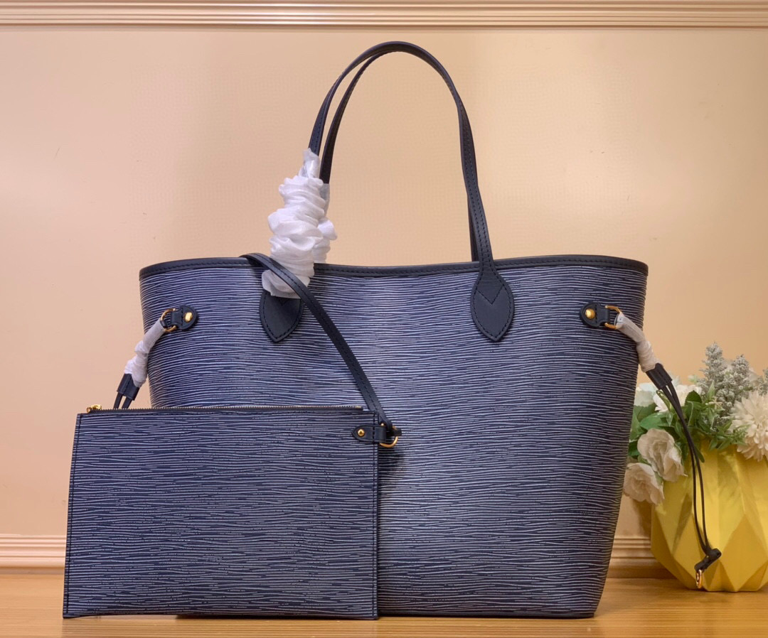 NO:551659,Top Original [Neverfull MM] m14856 Blue/Water Wave The Neverfull MM st bag is designed in a cool denim blue finish that strikes a balance between direction and timelessness. It is made from signature Ei leather and is decorated with gold hardware. The interior offers a removable monogrammed zipper bag and is lined with monogrammed denim. Use the side laces to tighten the silhouette and wear it over the shoulder or carried by hand. Dimensions 31 x 28 x  14cm.7819085 (length x height x width),19860909顶级原单【Neverfull MM】 m14856 蓝色/水波纹 Neverfull MM st手袋采用酷炫的牛仔蓝色饰面设计,在方向和永恒之间取得了平衡.它由标志性的Ei皮革制成,装饰着金色五金件.内部提供了一个可拆卸的字母图案拉链袋,并用字母图案牛仔布衬里.使用侧面的鞋带来收紧轮廓,把它戴在肩上或用手背着. 尺寸31 x 28 x 14厘米.7819085（长x高x宽）,,Bag