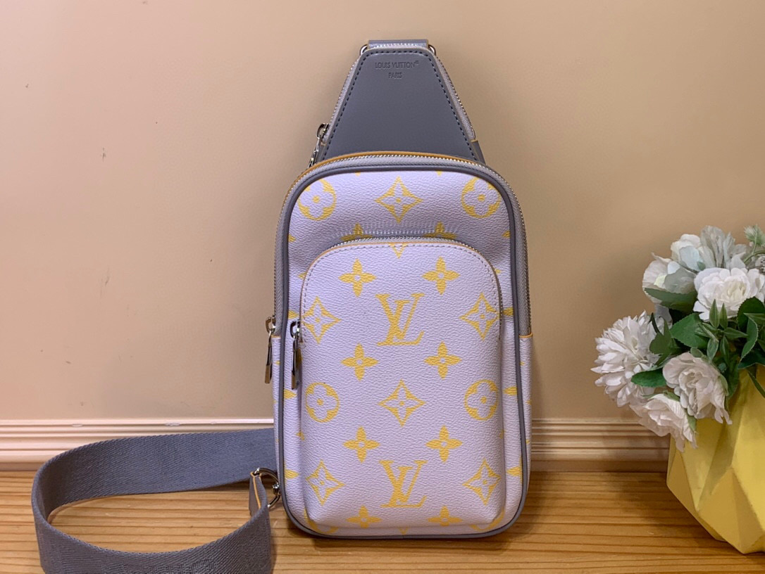 NO:551560,Top Original [Avenue Slingbag] m15078 Light Gray/Yellow Silk Screen Avenue Slingbag is made of Monogram Glow hr canvas and is lined with a complementary Monogram print. Inspired by Miami Nights, this pattern adds an unexpected touch to this compact crossbody bag. It has a main compartment, an exterior zip pocket and a small triangle zip pocket with a strap that connects to the bag. Dimensions 16 x 33 x  5.7cm.4915055 (length x height x width), satchels, crossbody bags19860909顶级原单【Avenue Slingbag】 m15078 浅灰/ 黄色丝印 Avenue Slingbag由Monogram Glow hr帆布制成,内衬有互补的Monogram印花.受迈阿密之夜的启发,这个图案为这款紧凑的斜挎包增添了意想不到的触感.它有一个主隔间,一个外部拉链口袋和一个带子与包相接的小三角形拉链口袋. 尺寸16 x 33 x 5.7厘米.4915055（长x高x宽）,,satchels,crossbody bags,Bag