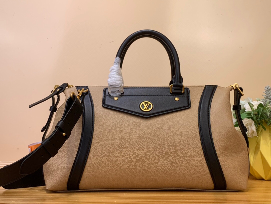 NO:551695,Top original single [LV Biker MM] m25557 Apricot Nicolas Ghesquière Yx debuted the LV Biker MM at the Spring/Summer 2016 show, and this edition offers a fresh colorway for the Pre-Fall collection. It is made from pixelated lambskin with a textured two-tone finish and is finished with smooth cowhide details, including plastic embellished with the LV Circle. The side straps provide an expandable structure while also paying homage to the house's trunk-making heritage. Size 38 x 15  x 15 cm 961981000 (length x height x width),,louis vuitton,cowhide,sheepskin19860909顶级原单【LV Biker MM】m25557 杏色  Nicolas Ghesquière Yx在年春夏秀上首次推出了LV Biker MM,这一版为年秋前系列提供了新鲜的配色.它由像素小羊皮制成,带有纹理双色饰面,饰有光滑的牛皮细节,包括装饰有LV Circle的塑料.侧带提供了一个可扩展的结构,同时也向房子的树干制作遗产致敬. 尺寸38 x 15 x 15厘米 961981000（长x高x宽）,,louis vuitton,cowhide,sheepskin,Bag