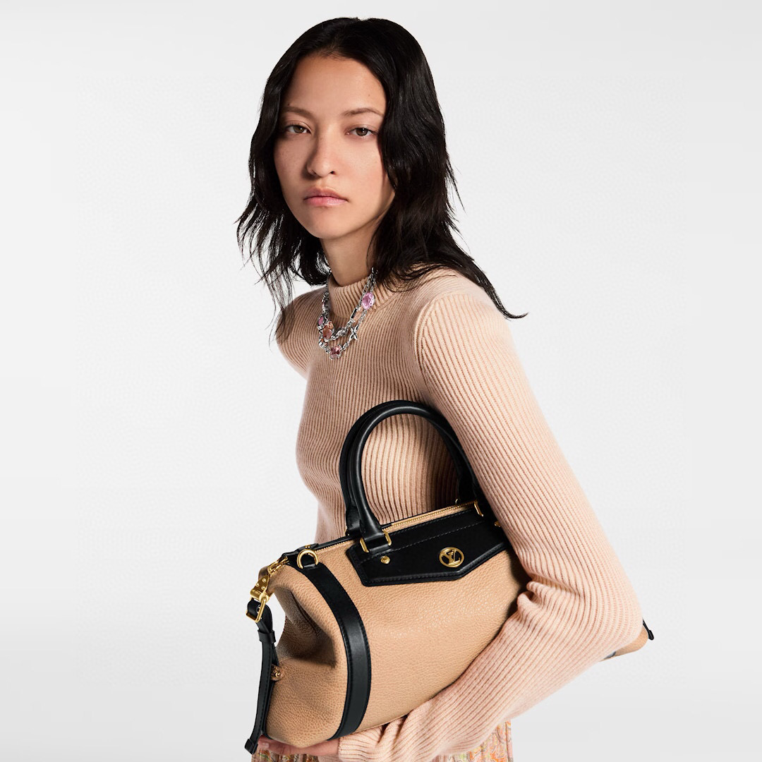 NO:551701,【LV Biker MM】m25557 apricot model picture,,louis vuitton19860909【LV Biker MM】m25557 杏色 模特图,,louis vuitton,Bag