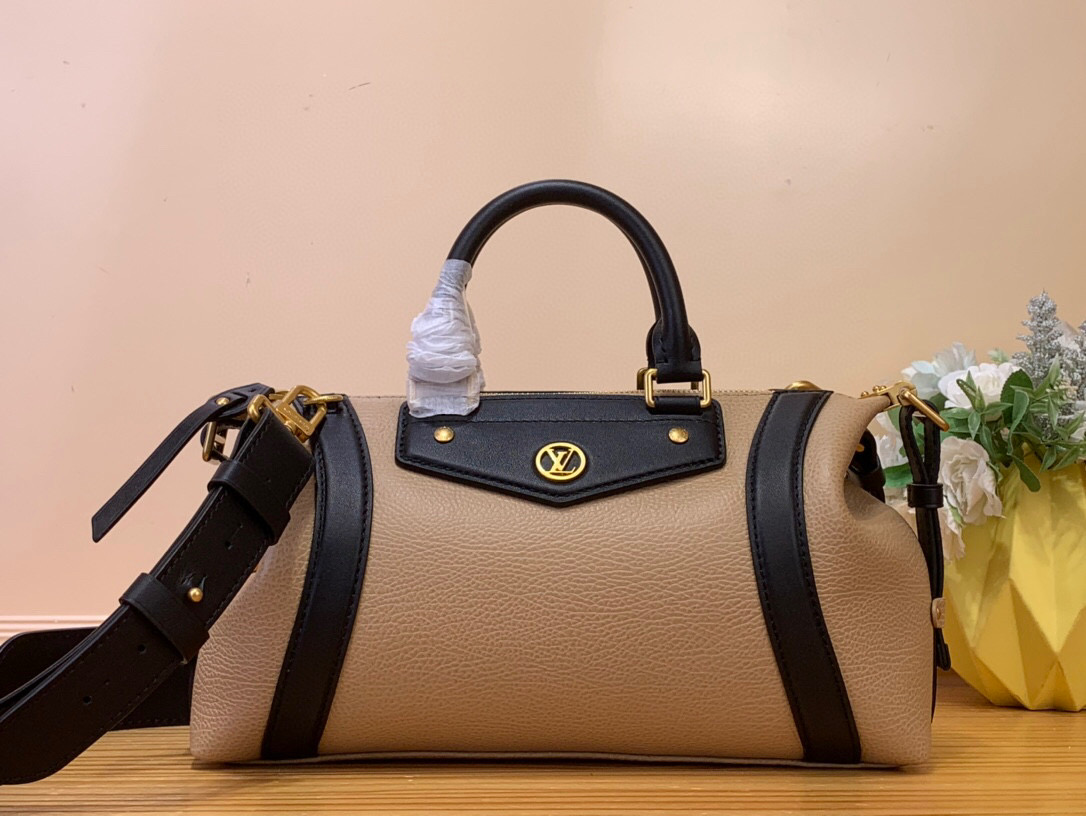 NO:551698,Top original order [LV BIKER Small Handbag] m25561 The apricot LV Biker Yz handbag made an eye-catching appearance at the spring and summer show. This small version is pixel sheep leather dip-dyed in elegant tones, with V-shaped patches for contrasting leather elements, complementing the LV Circle logo. The side straps are easy to expand, and the glossy metal parts complete the details. Size 12 x 12 x 30 cm  9219995 (height x width x length),,louis vuitton,sheepskin19860909顶级原单【LV BIKER 小号手袋】 m25561 杏色 LV Biker Yz手袋以瞩目风姿亮相 春夏秀场,此款小号版本为像素羊皮革浸染雅致色调,借 V 形饰片点睛撞色皮革元素,与 LV Circle 标识相得益彰.侧带方便扩展构型,莹泽金属件完善细节. 尺寸12 x 12 x 30 厘米 9219995 (高 x 宽 x 长度),,louis vuitton,sheepskin,Bag